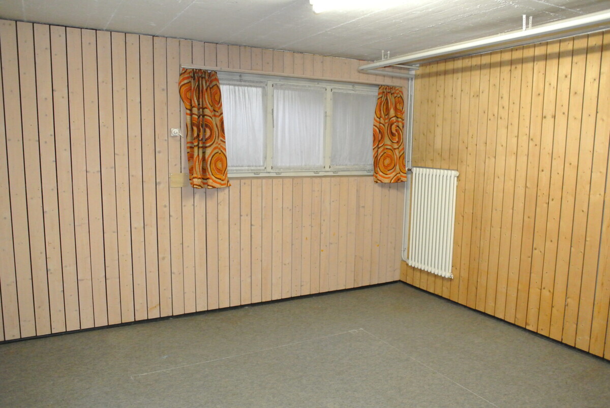 Kleiner leerer Raum mit Holzvertäfelung