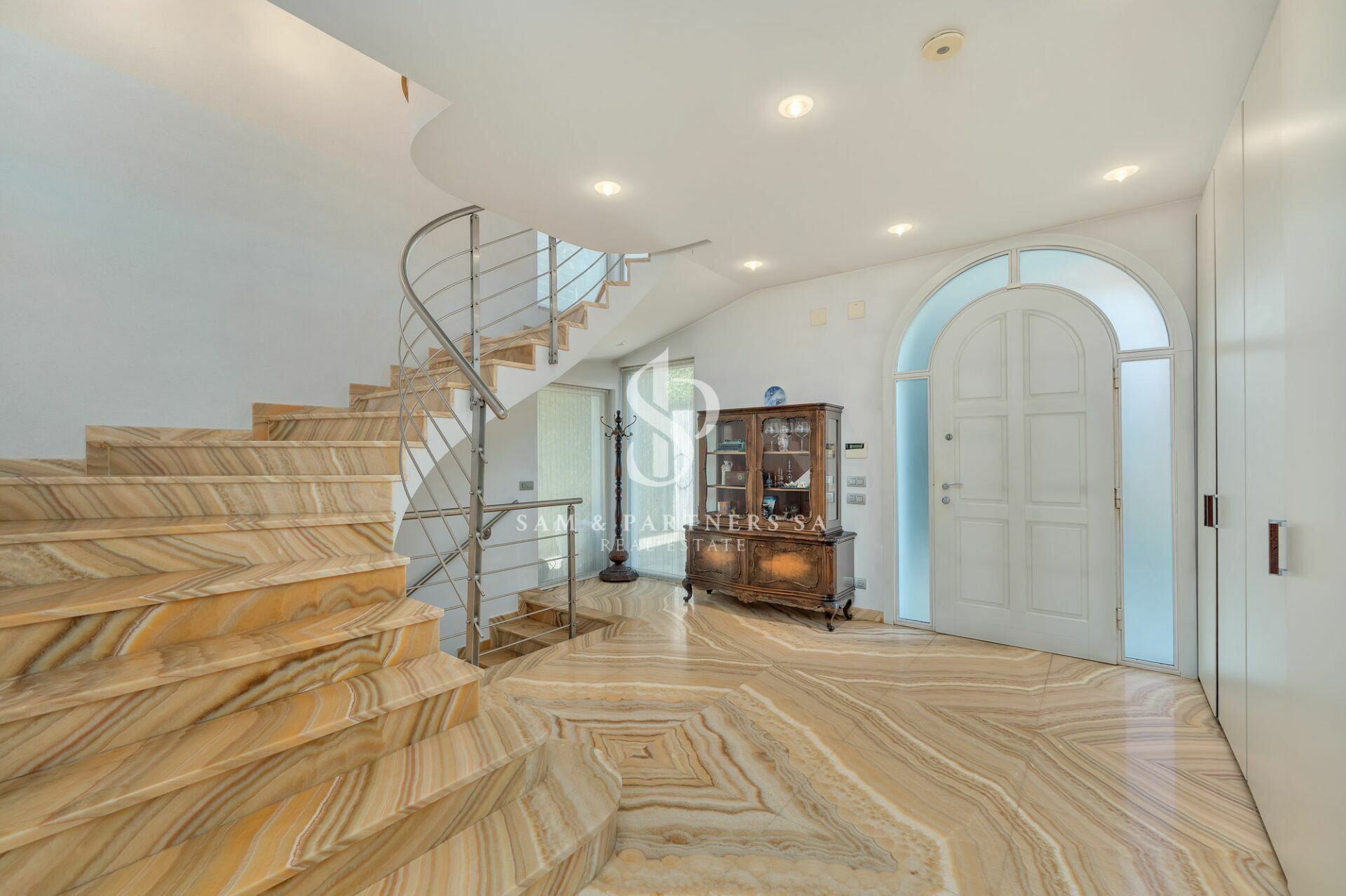 Eleganter Eingangsbereich mit geschwungener Treppe