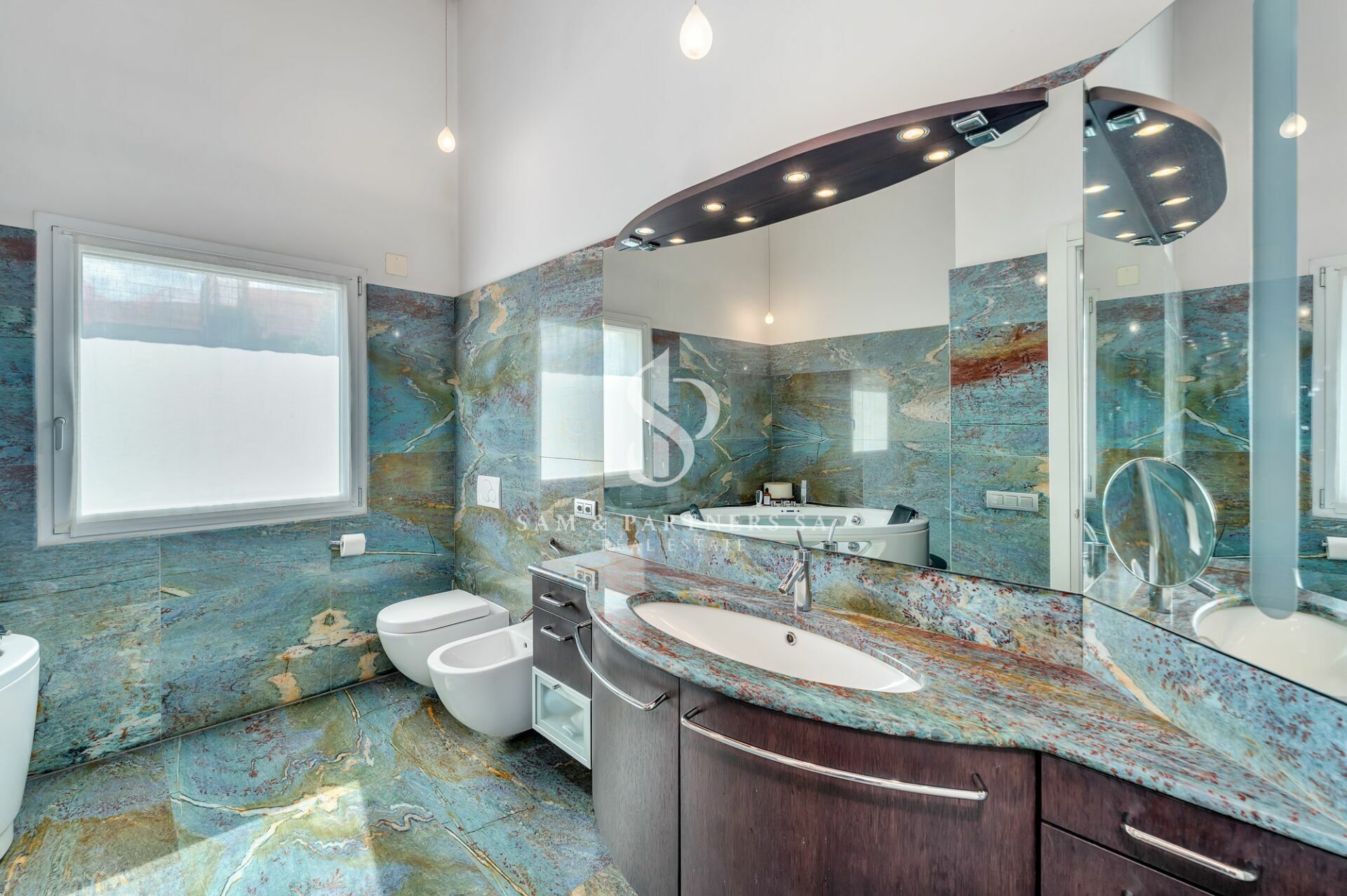Luxuriöses Badezimmer mit großformatiger Natursteinoptik