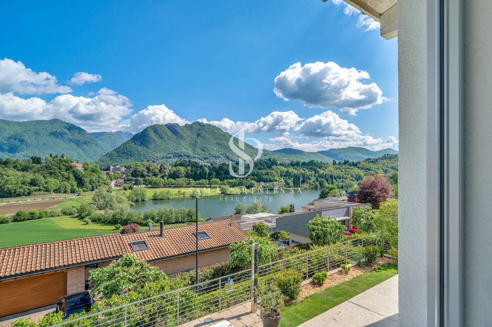 Berg- und Seeblick aus dem Fenster