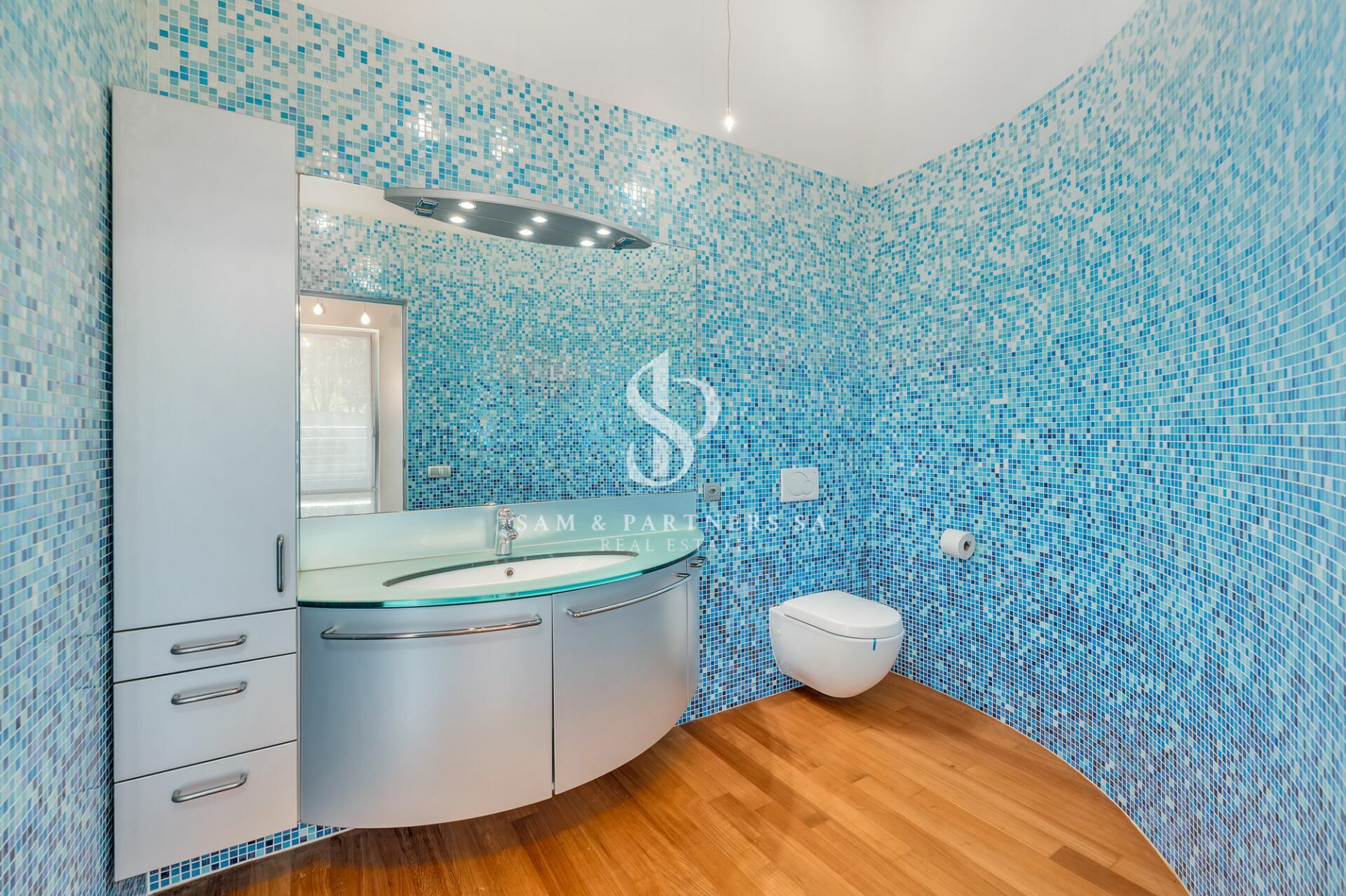 Modernes Badezimmer mit türkisblauen Mosaikwänden