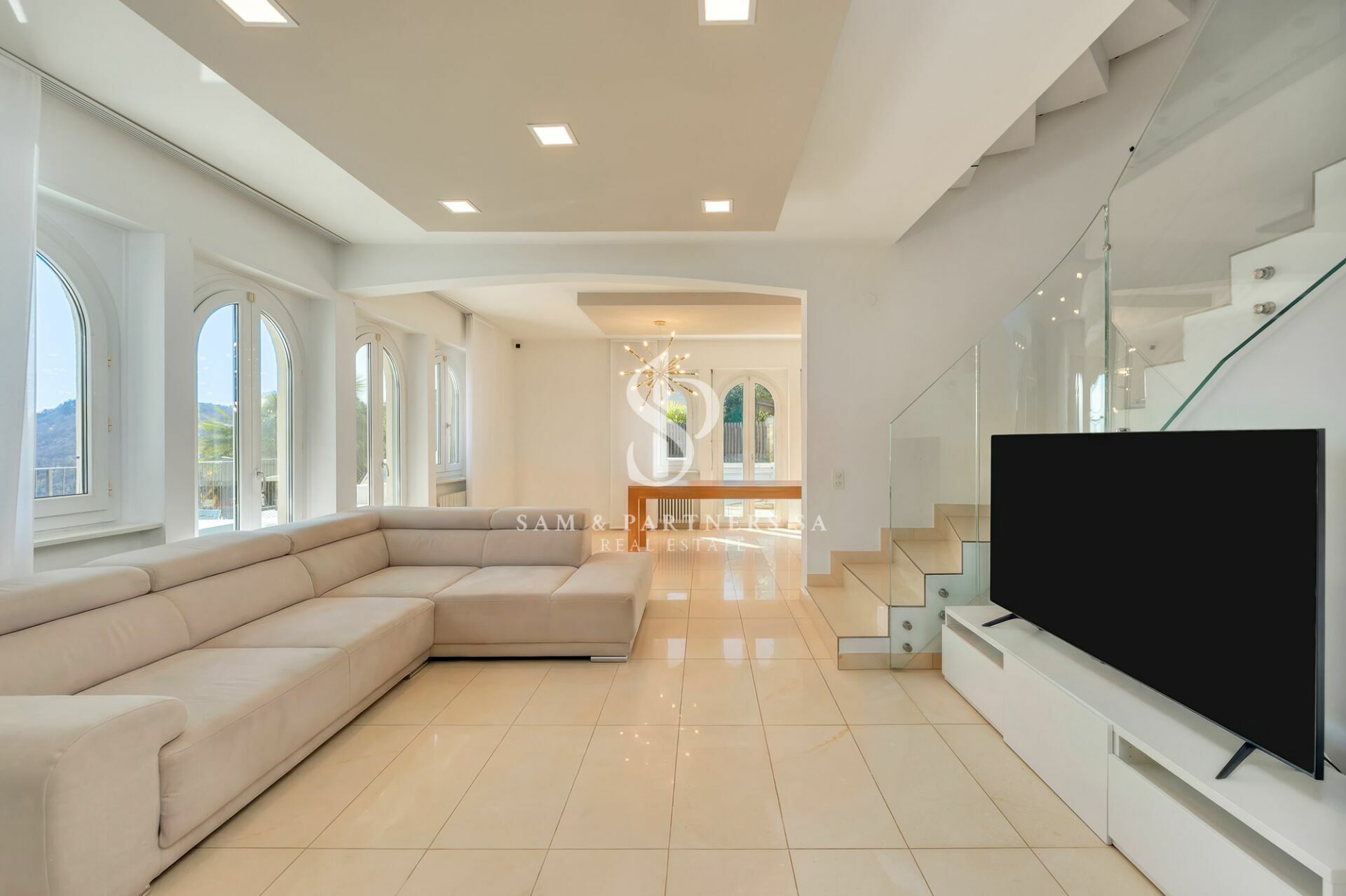 Helles, modernes Wohnzimmer mit Treppe