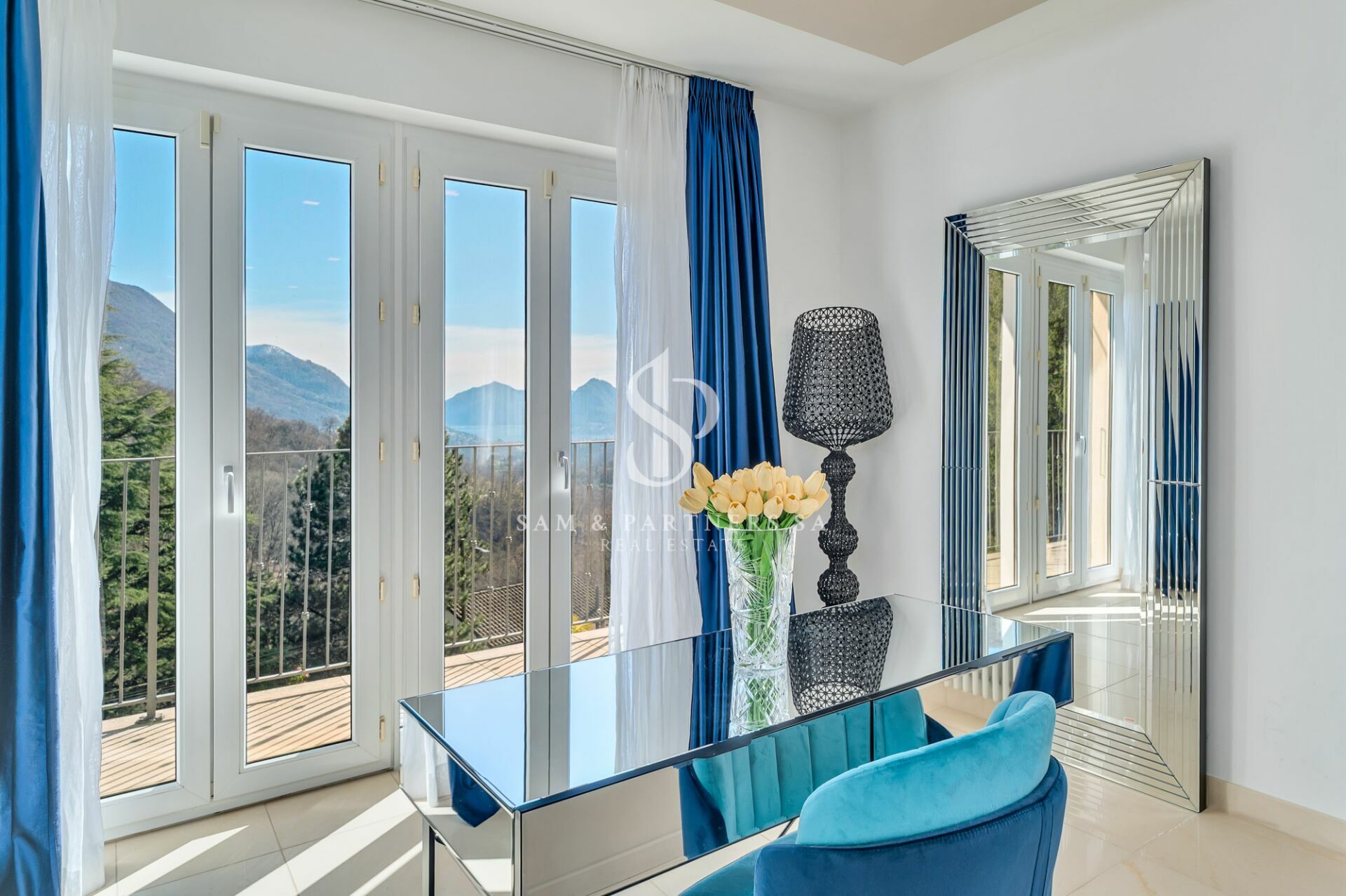 Heller Raum mit Balkonblick und Designmöbeln