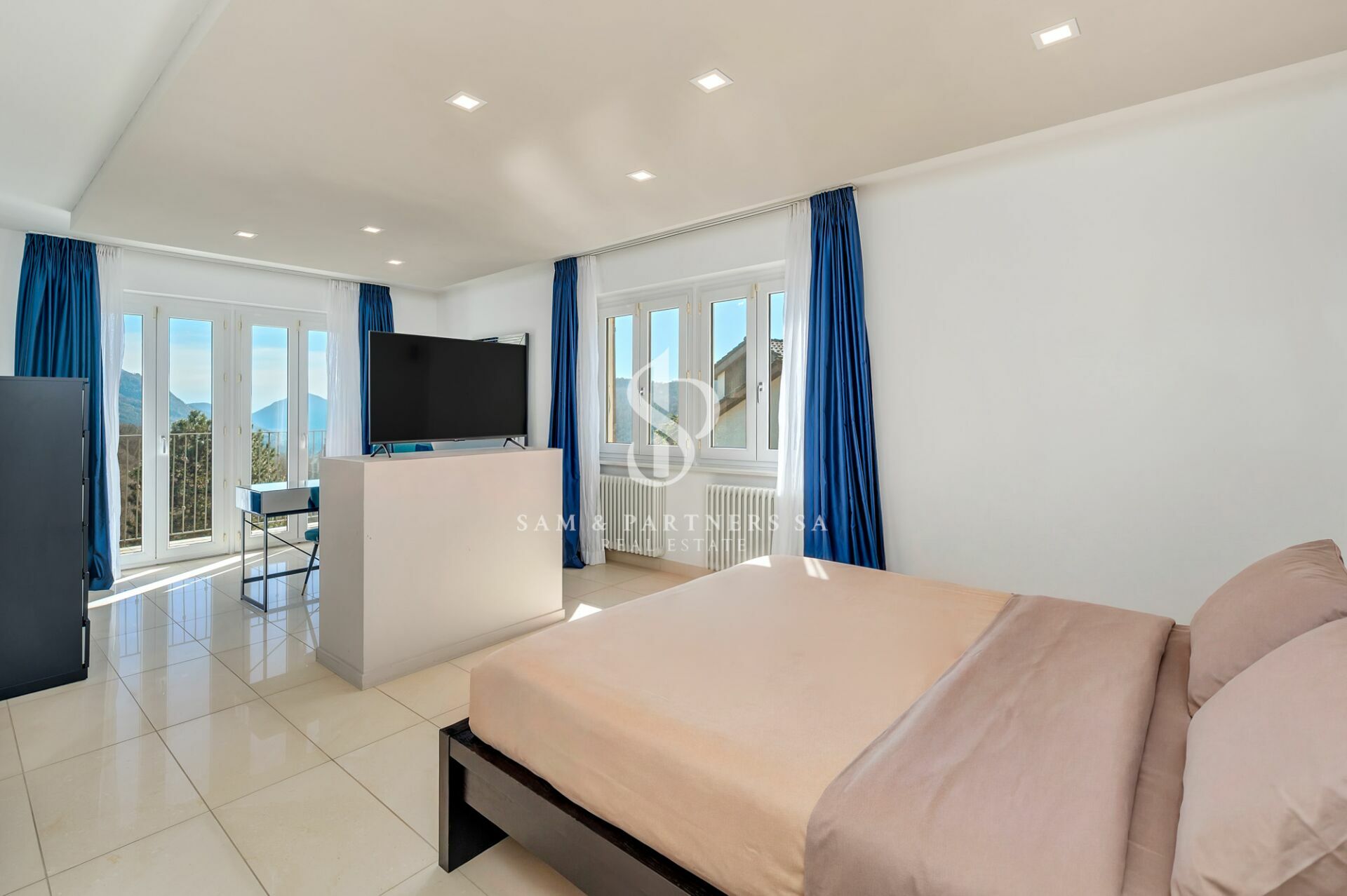 Helles Schlafzimmer mit Bergblick