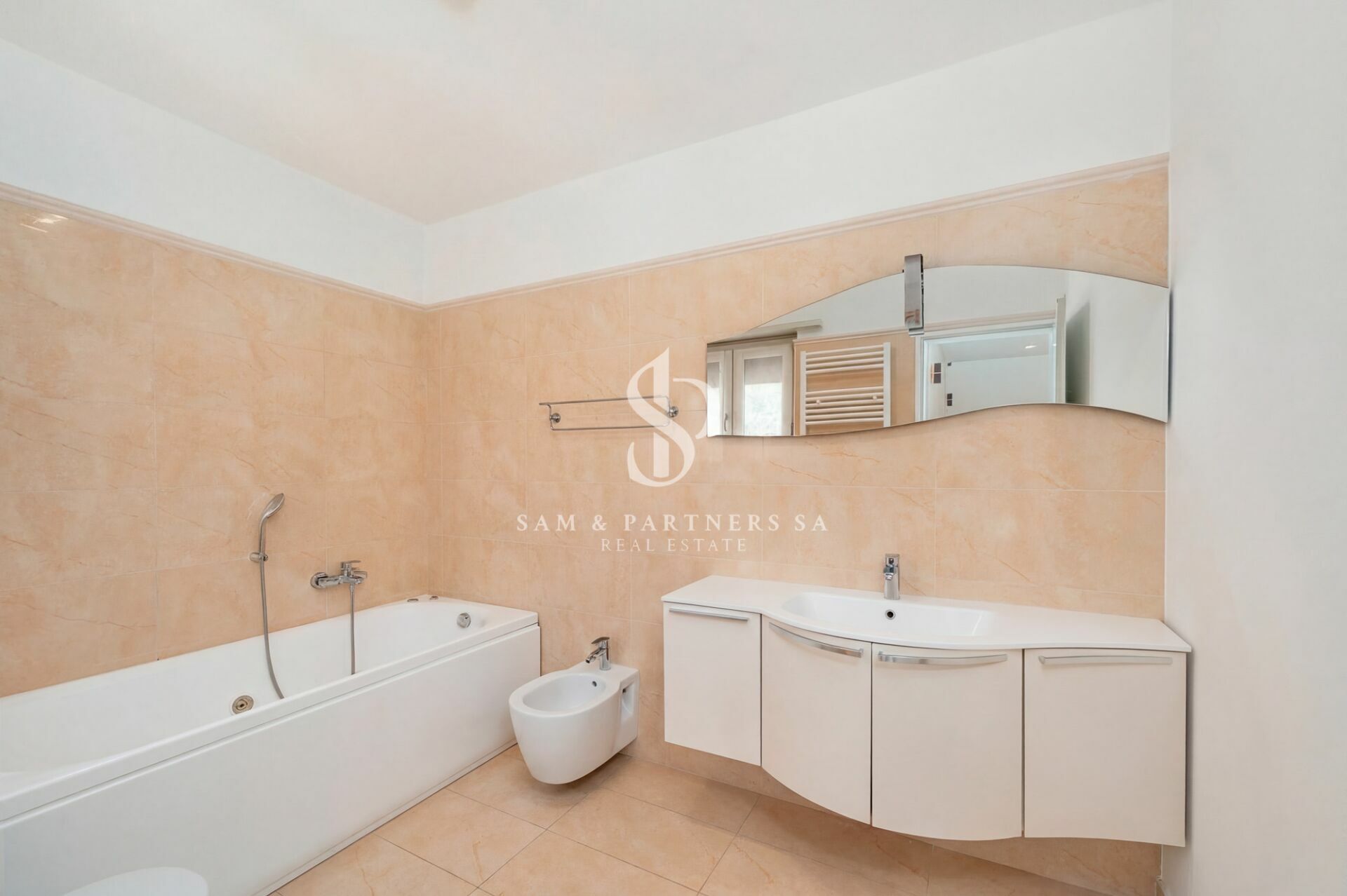 Helles Badezimmer mit Wanne und Waschtisch