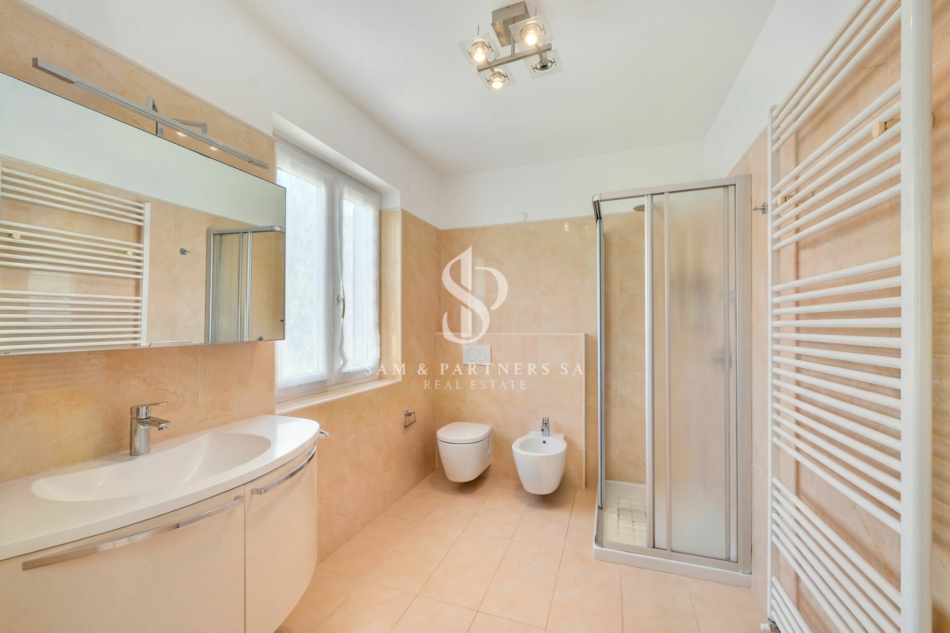 Modernes Badezimmer mit Dusche und Doppelwaschplatz