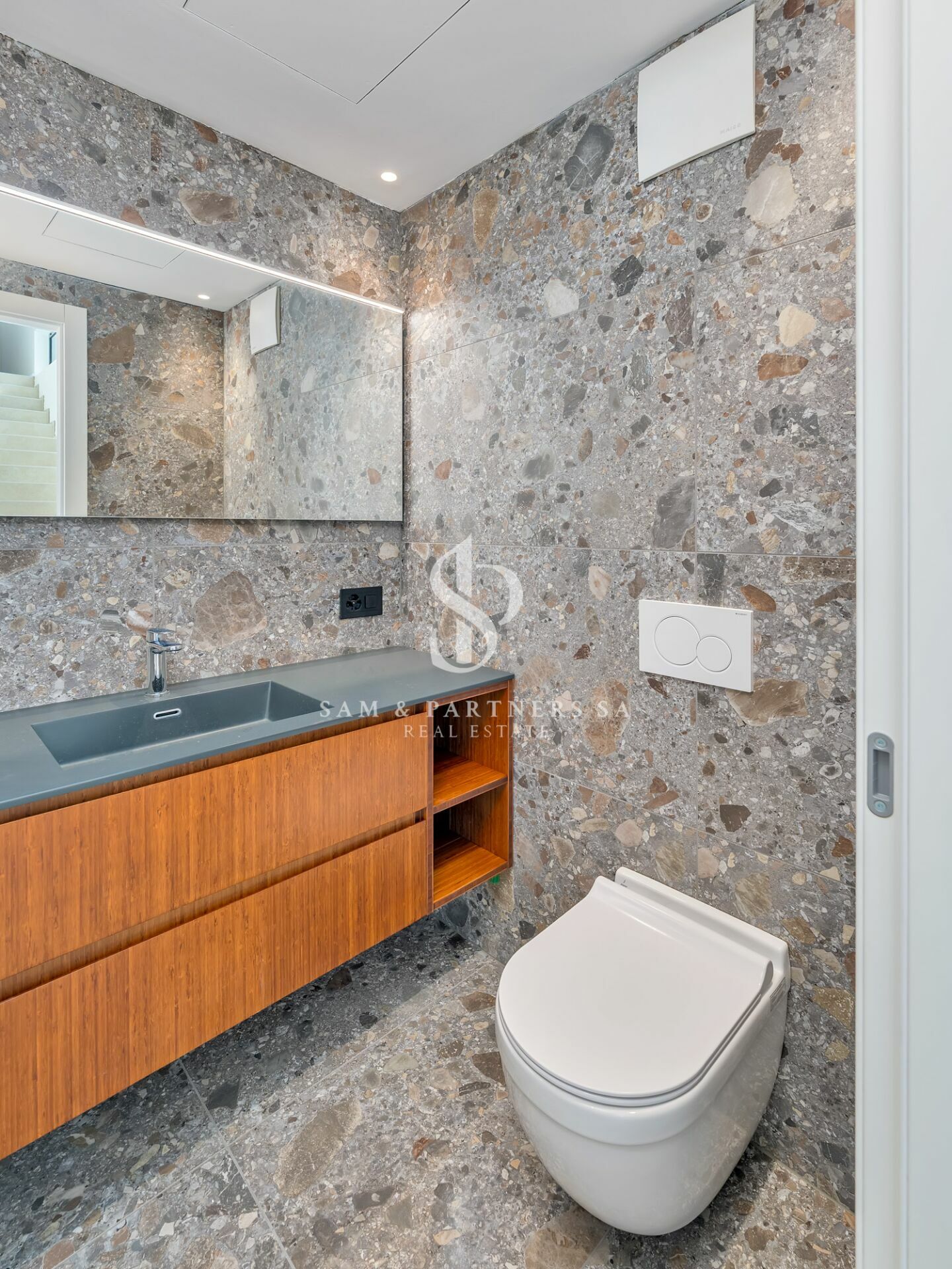 Modernes Gästebad mit Natursteinoptik