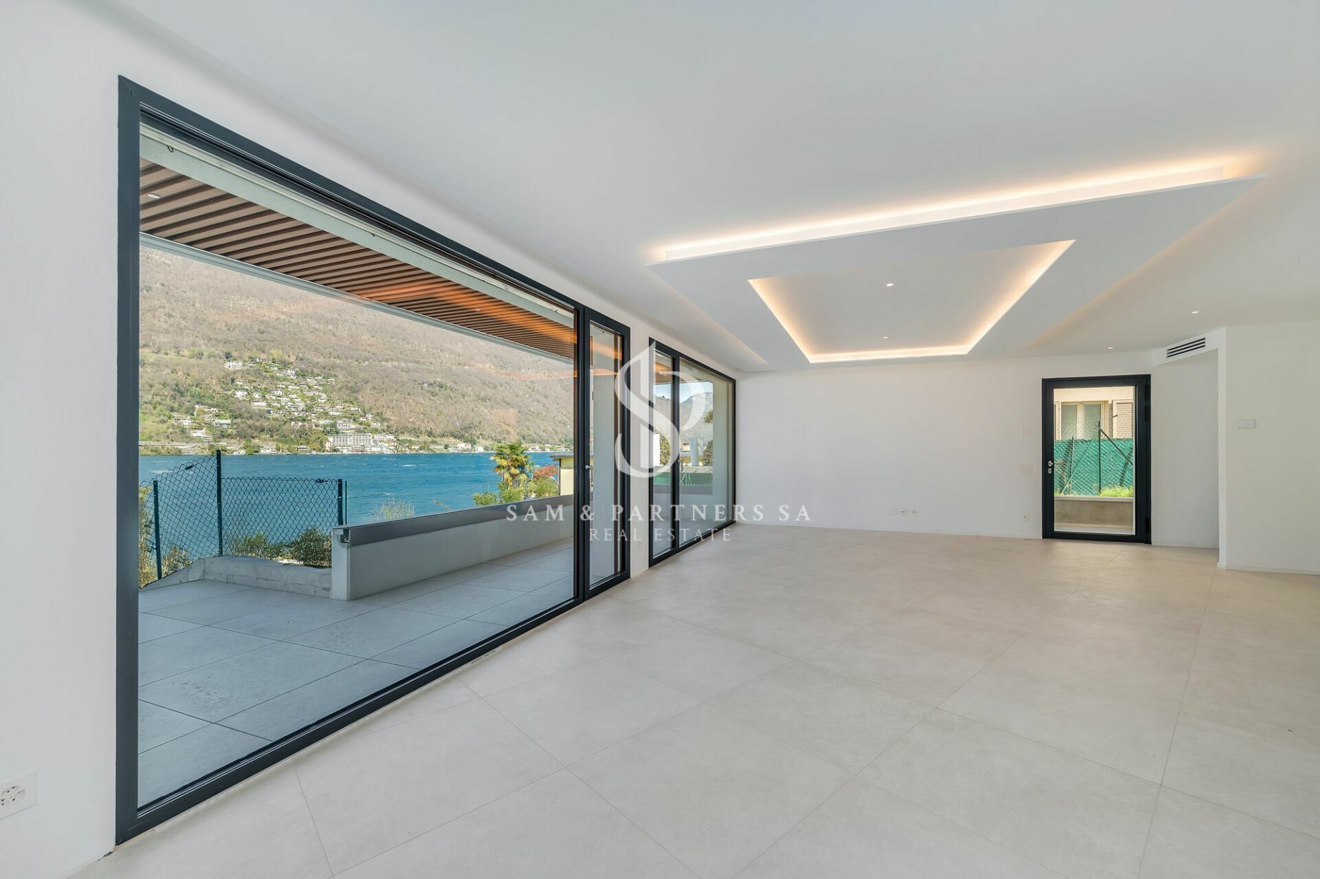 Großer moderner Wohnraum mit Meerblick
