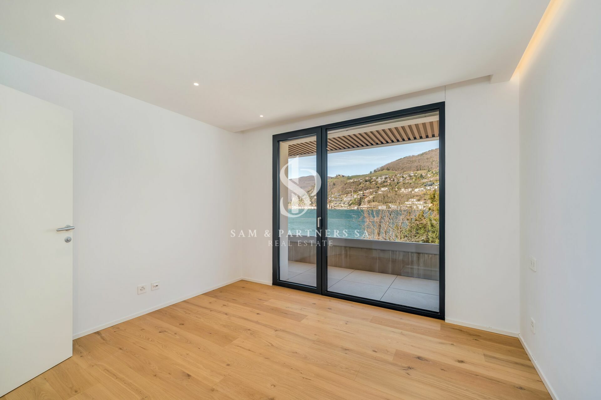 Heller, leerer Raum mit Seeblick