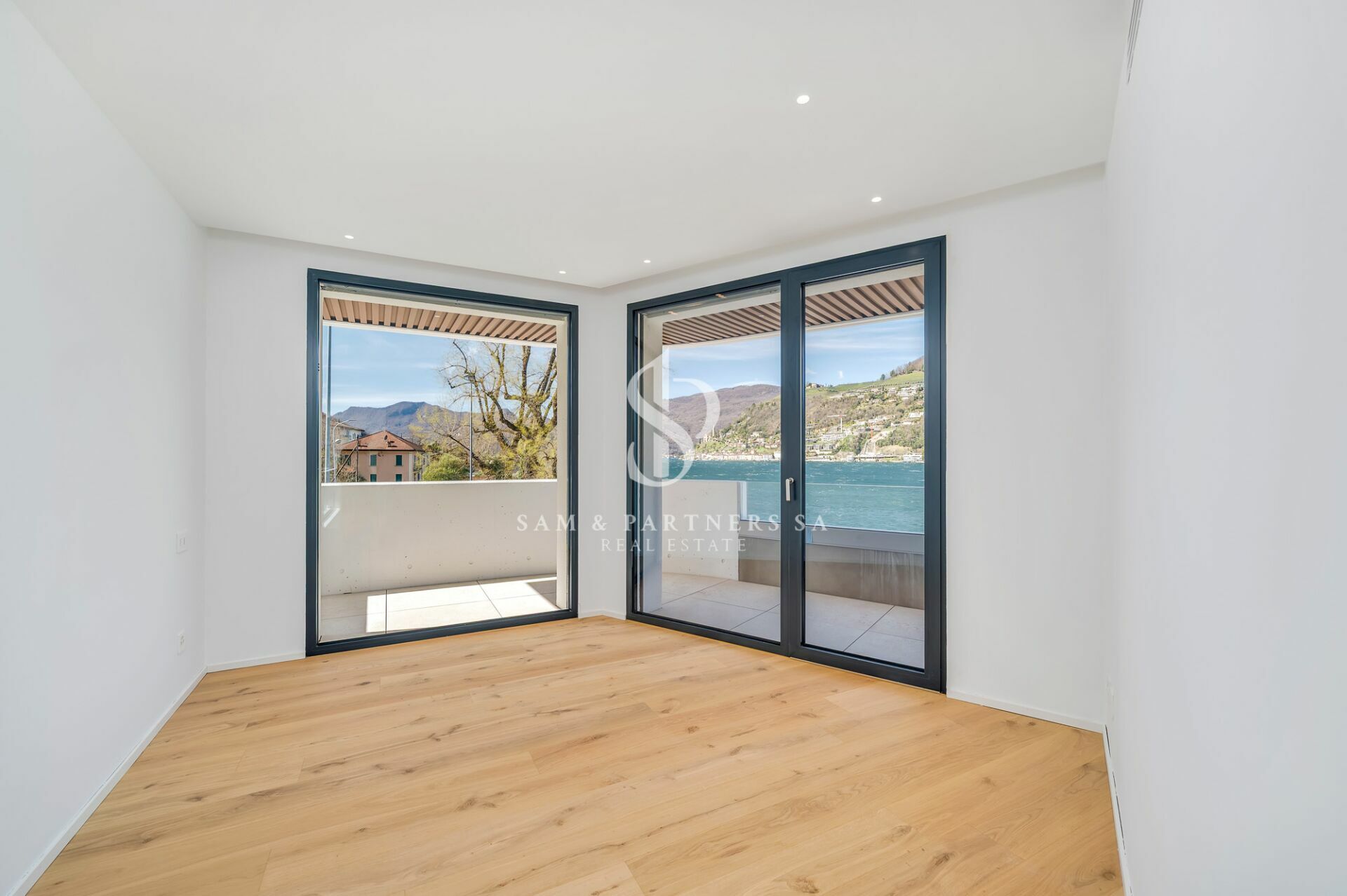 Helles Zimmer mit Seeblick und Balkon