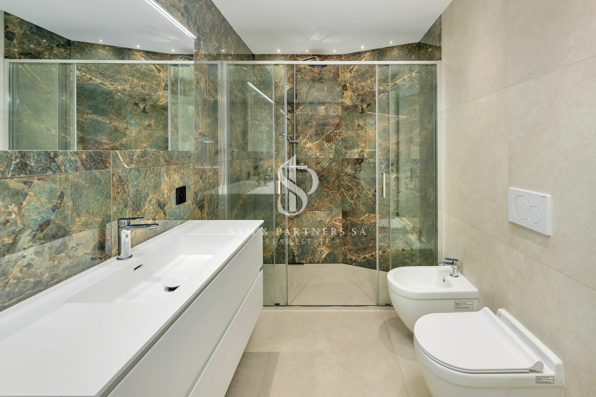Modernes Badezimmer mit Naturstein und Glasdusche