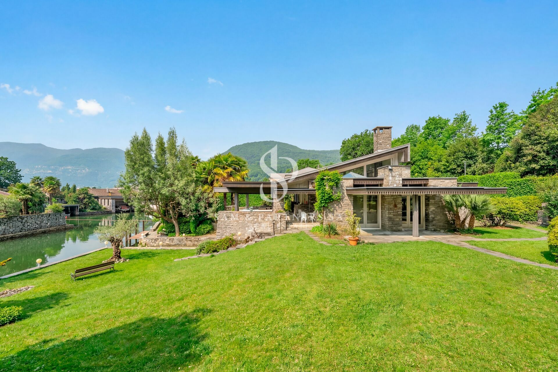 Villa am Wasser mit Bergblick