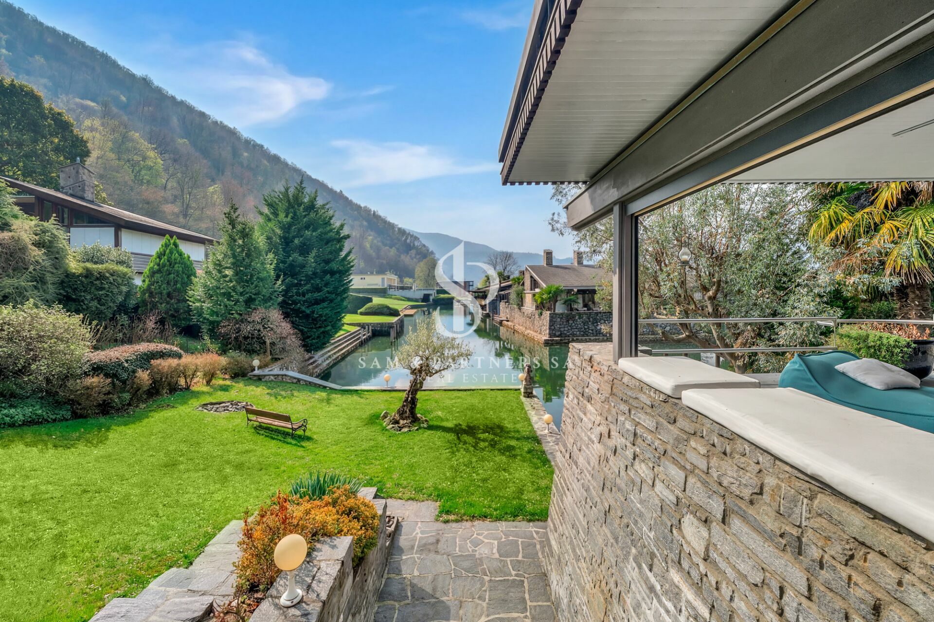 Garten- und Wasserblick von einer Terrasse