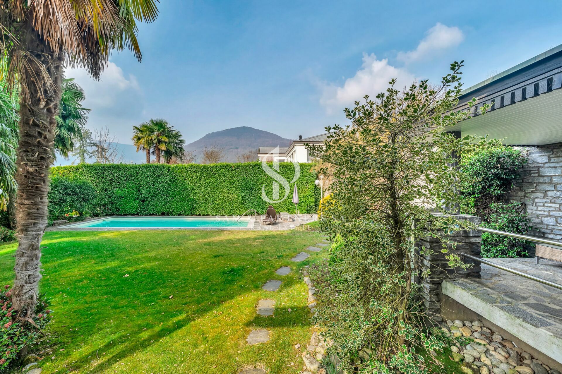 Garten mit Pool und Bergblick