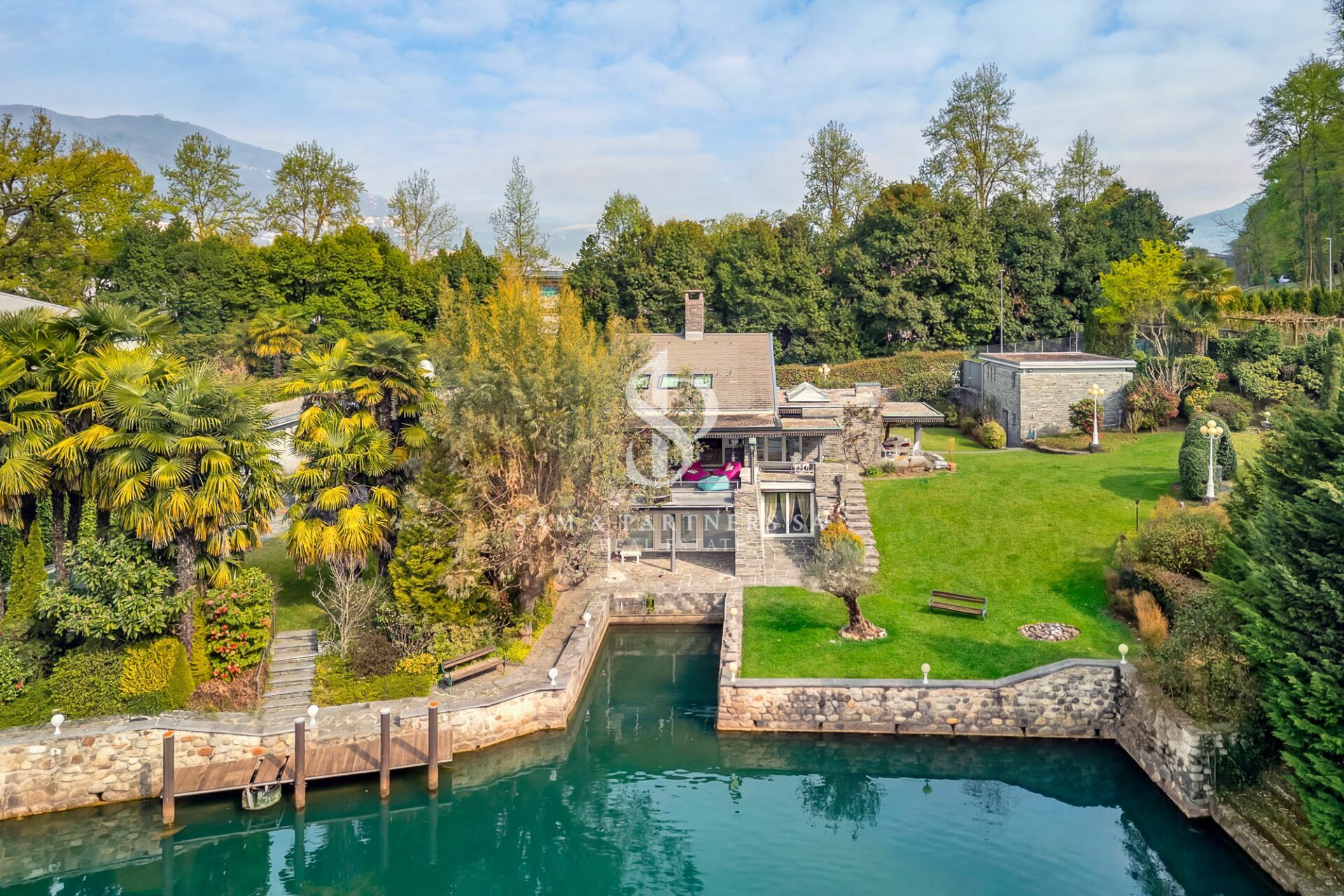 Luxuriöses Anwesen mit großem Garten und Wasserzugang