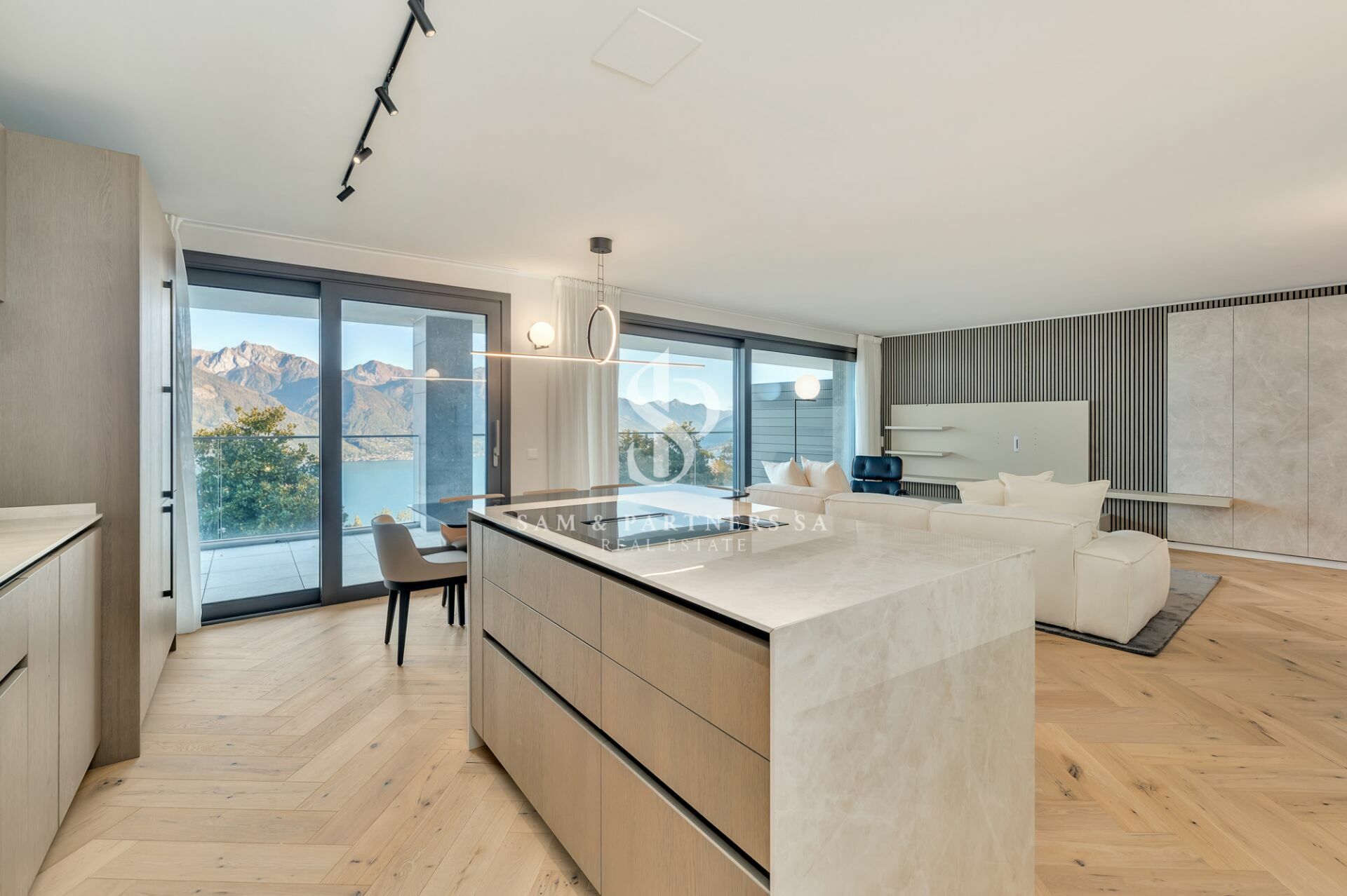 Offener Wohn- und Essbereich mit Seeblick
