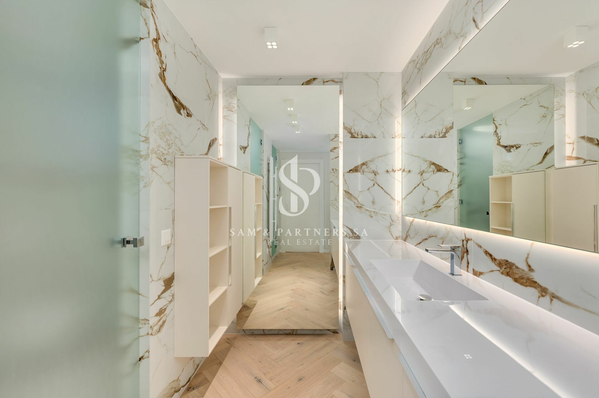 Luxuriöses Badezimmer mit Marmoroptik