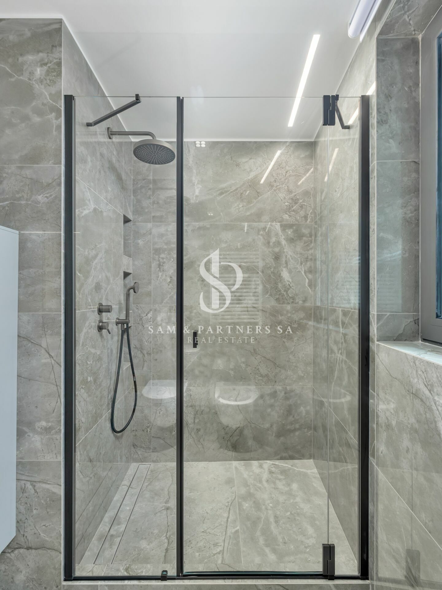 Moderne Glasdusche mit Natursteinoptik