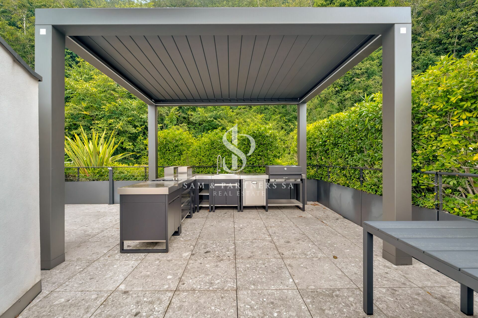 Moderne Outdoor-Küche unter einer Pergola