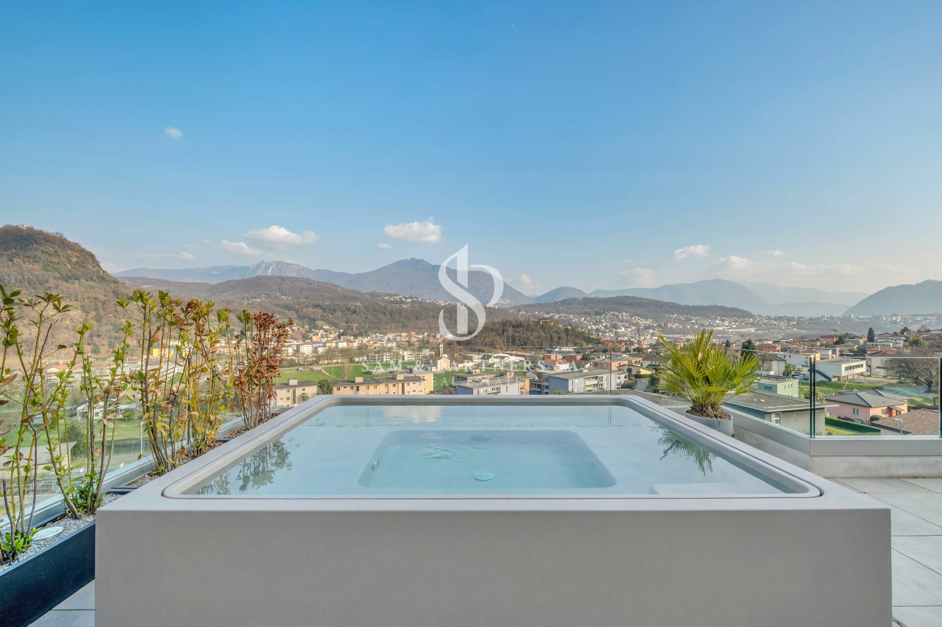 Dachterrasse mit Whirlpool und Bergblick