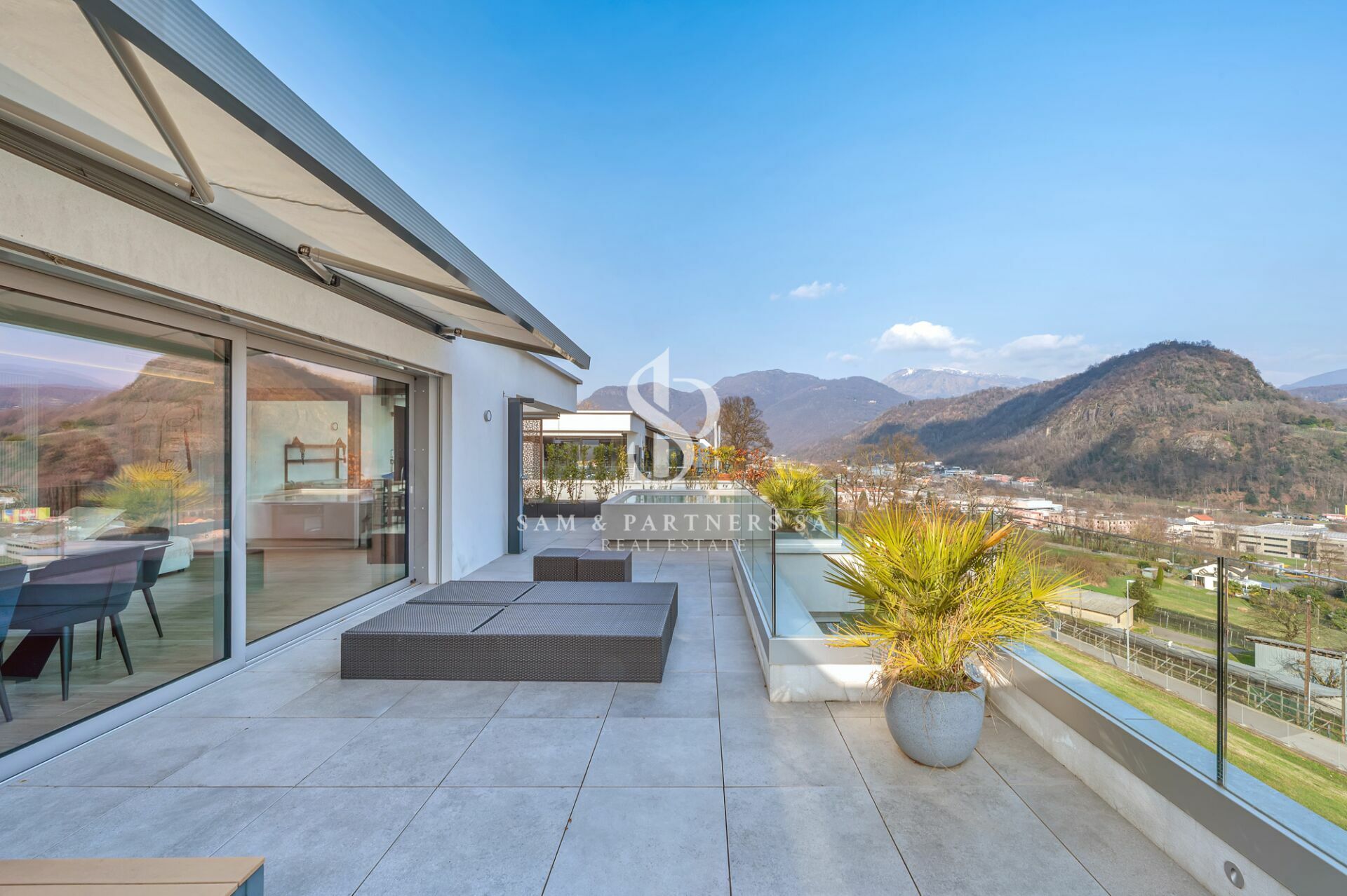 Moderne Dachterrasse mit Bergblick