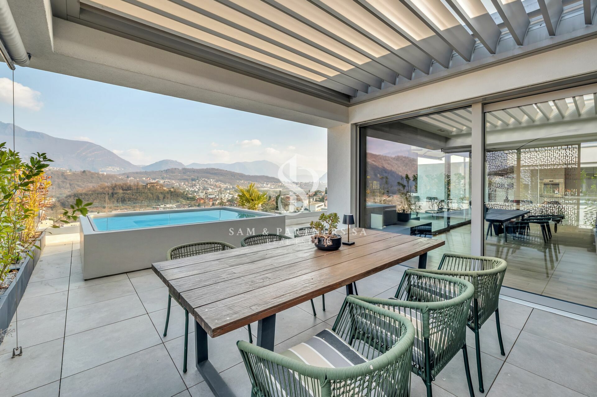 Dachterrasse mit Pool und Bergblick