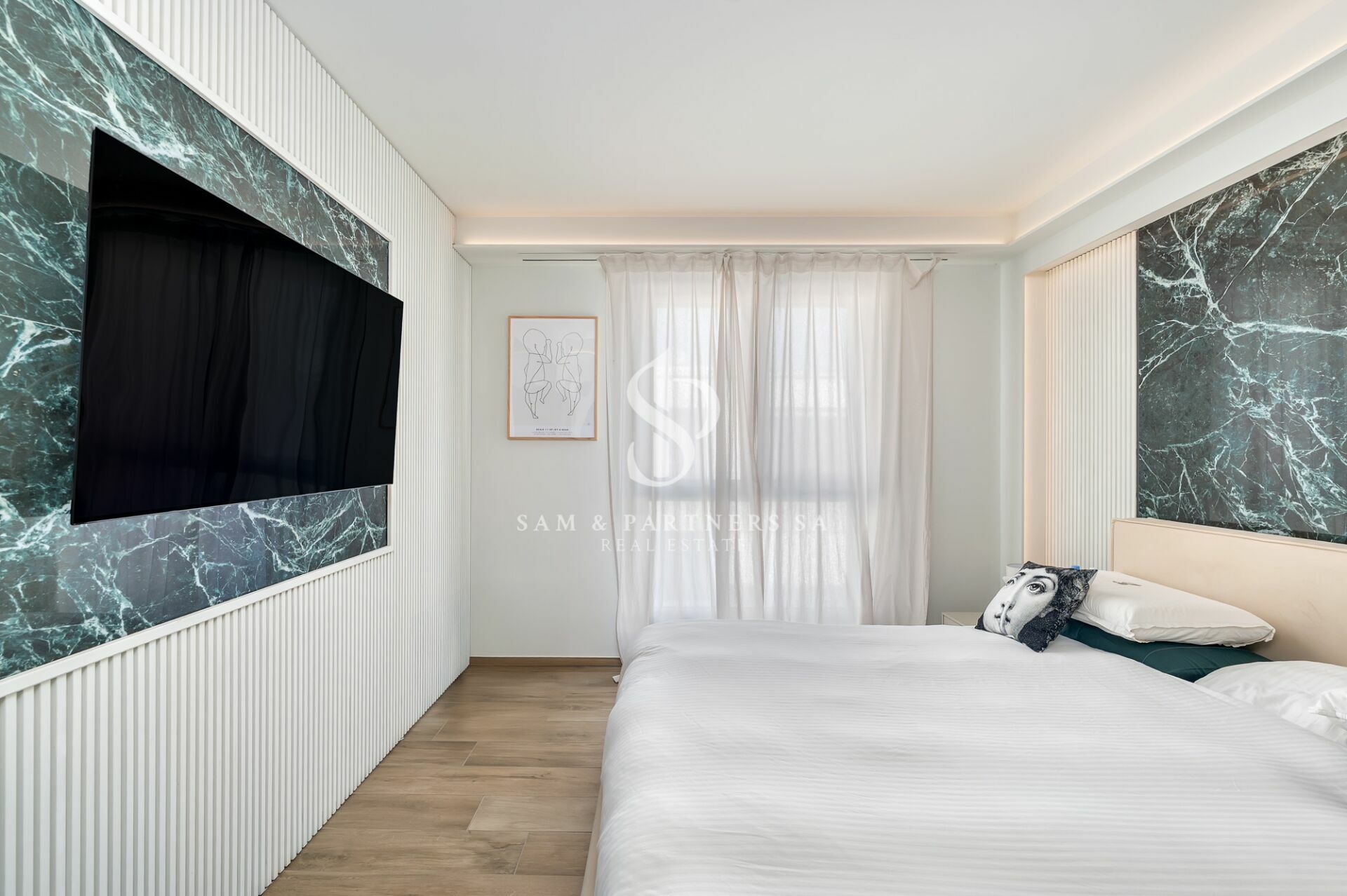 Modernes Schlafzimmer mit TV-Wand und Designer-Details