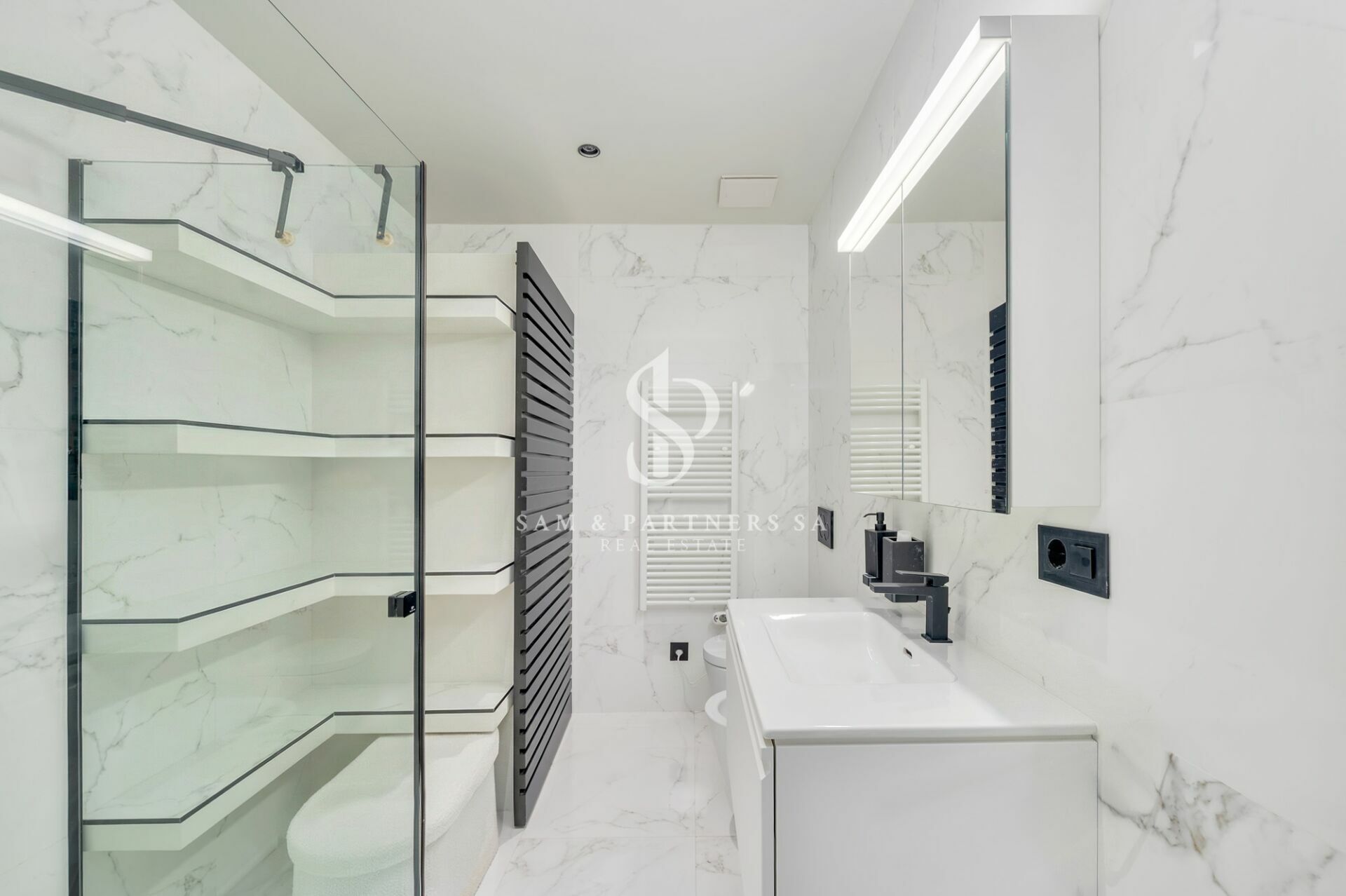 Modernes Badezimmer mit begehbarer Dusche und Doppelwaschtisch