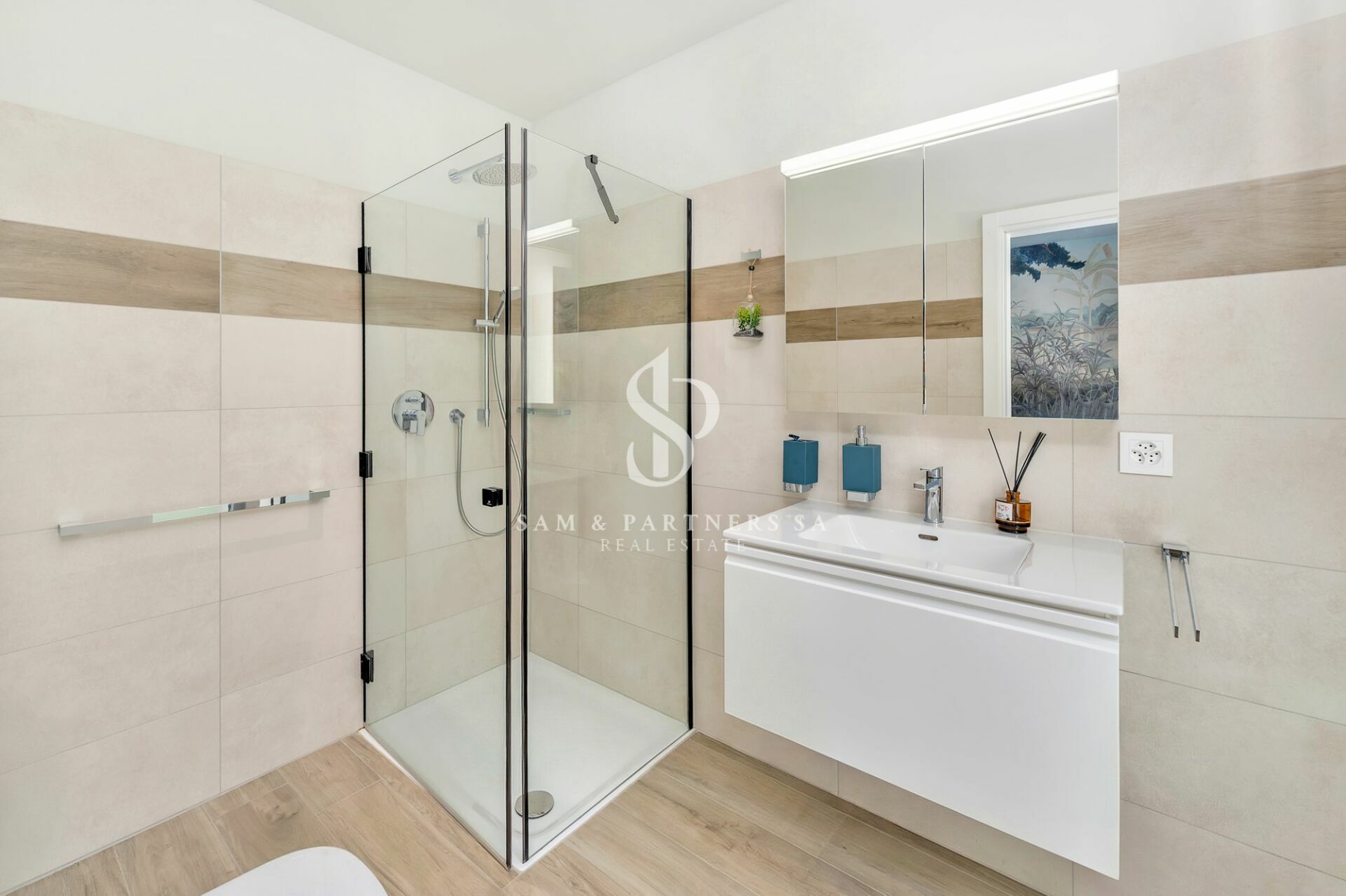 Modernes Badezimmer mit Glasdusche und Waschtisch