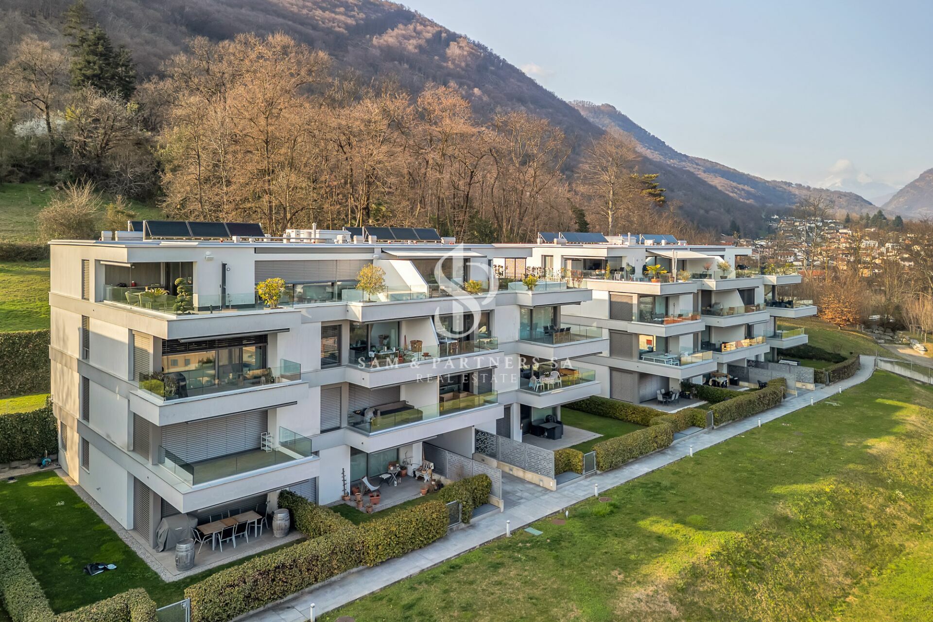 Moderne Wohnanlage mit Balkonen in alpiner Lage