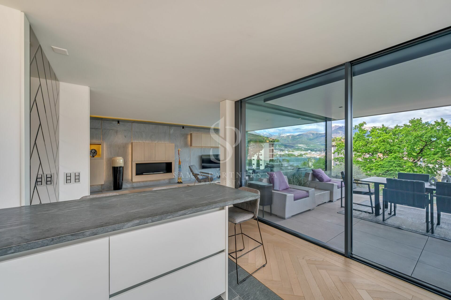 Moderne Wohnküche mit Terrasse und Panoramablick