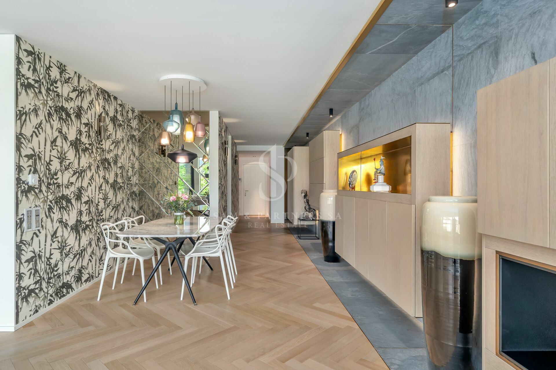 Eleganter Essbereich mit moderner Wandgestaltung