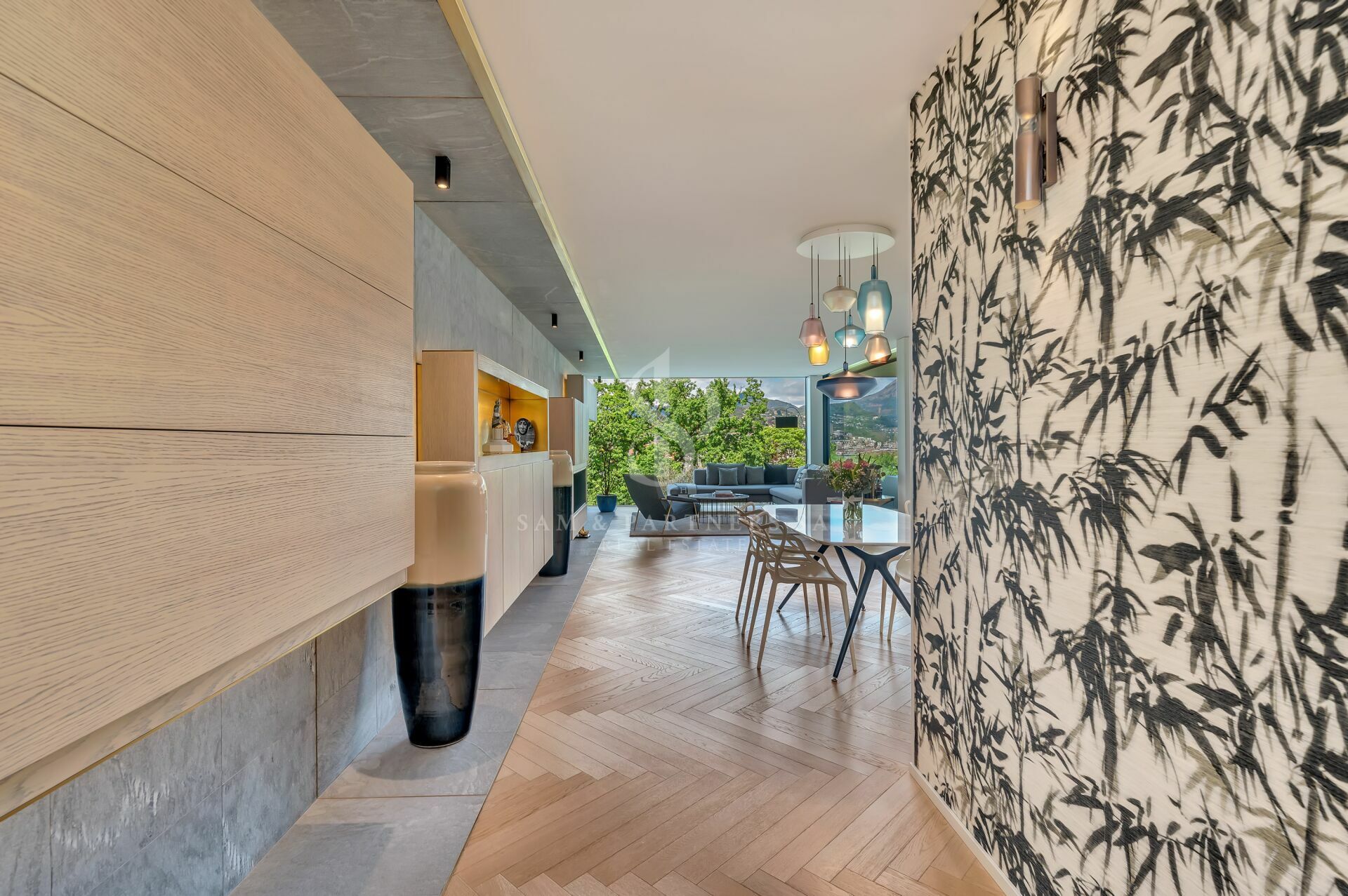 Modernes, offen gestaltetes Wohn-Esszimmer mit Panoramablick