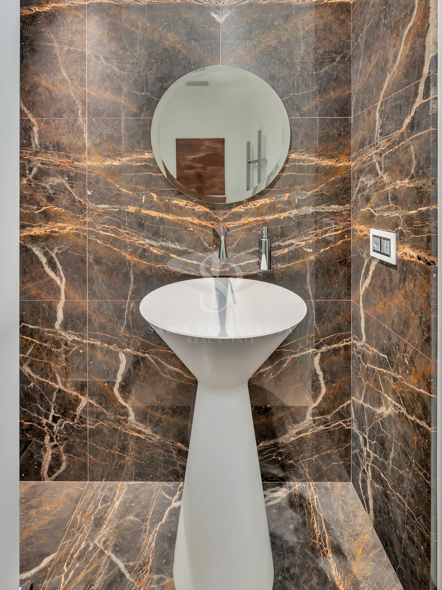Luxuriöses Gäste-WC mit Natursteinwand