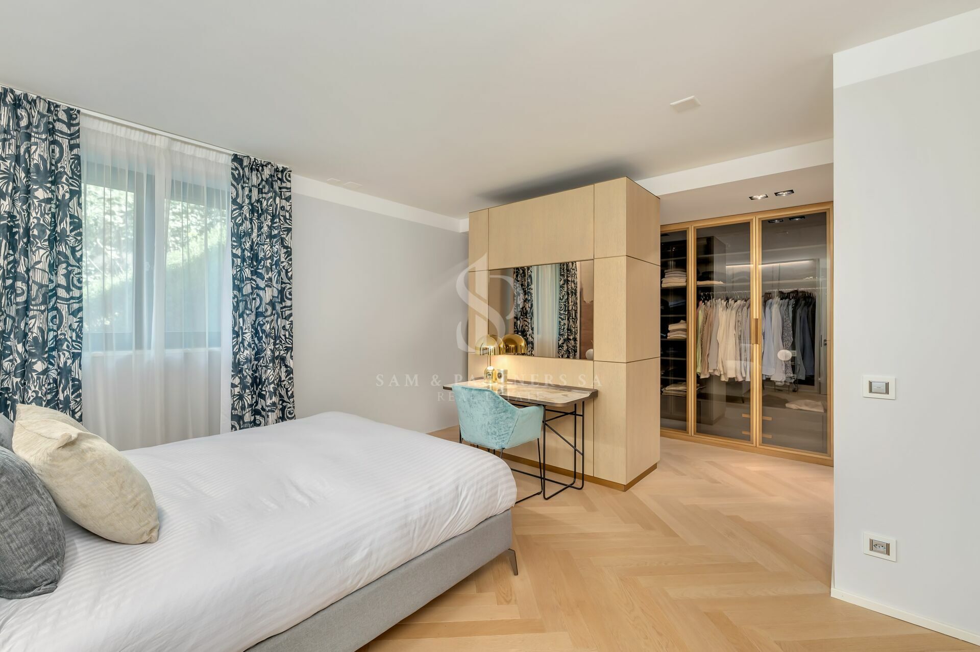Modernes Schlafzimmer mit Ankleidebereich