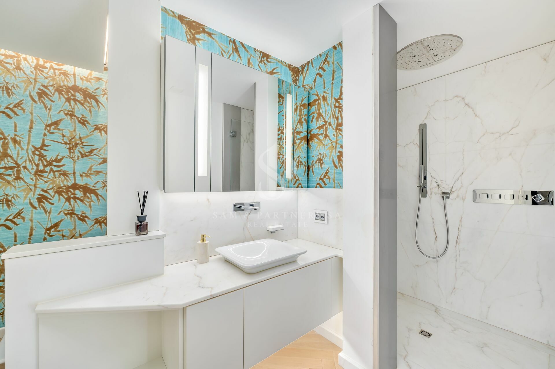 Modernes Bad mit Dusche