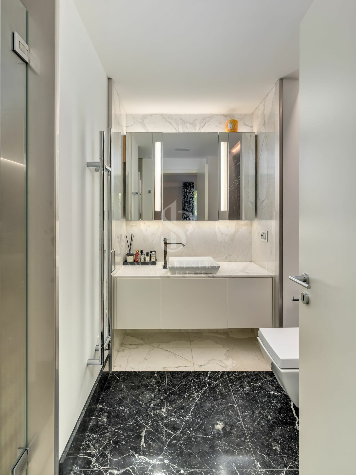 Modernes Badezimmer mit Marmoroptik