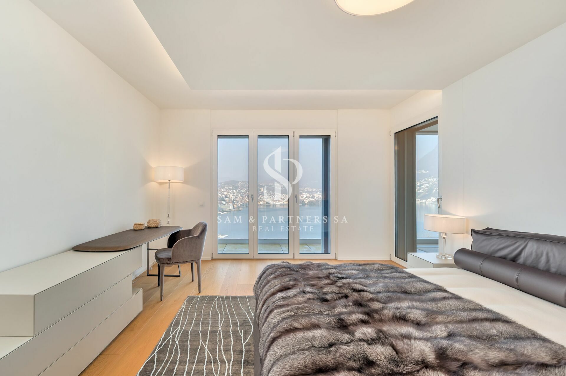 Helles Schlafzimmer mit Meerblick