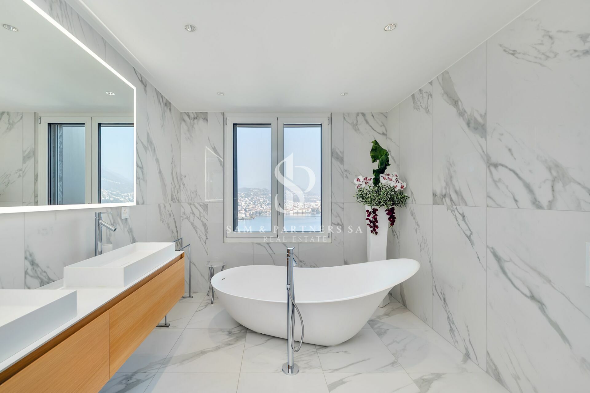 Luxuriöses Badezimmer mit freistehender Wanne und Marmoroptik