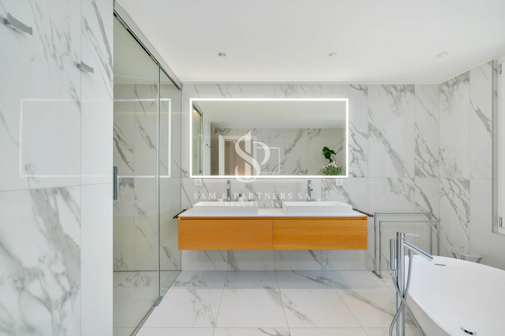 Luxuriöses Badezimmer mit Marmoroptik und freistehender Wanne