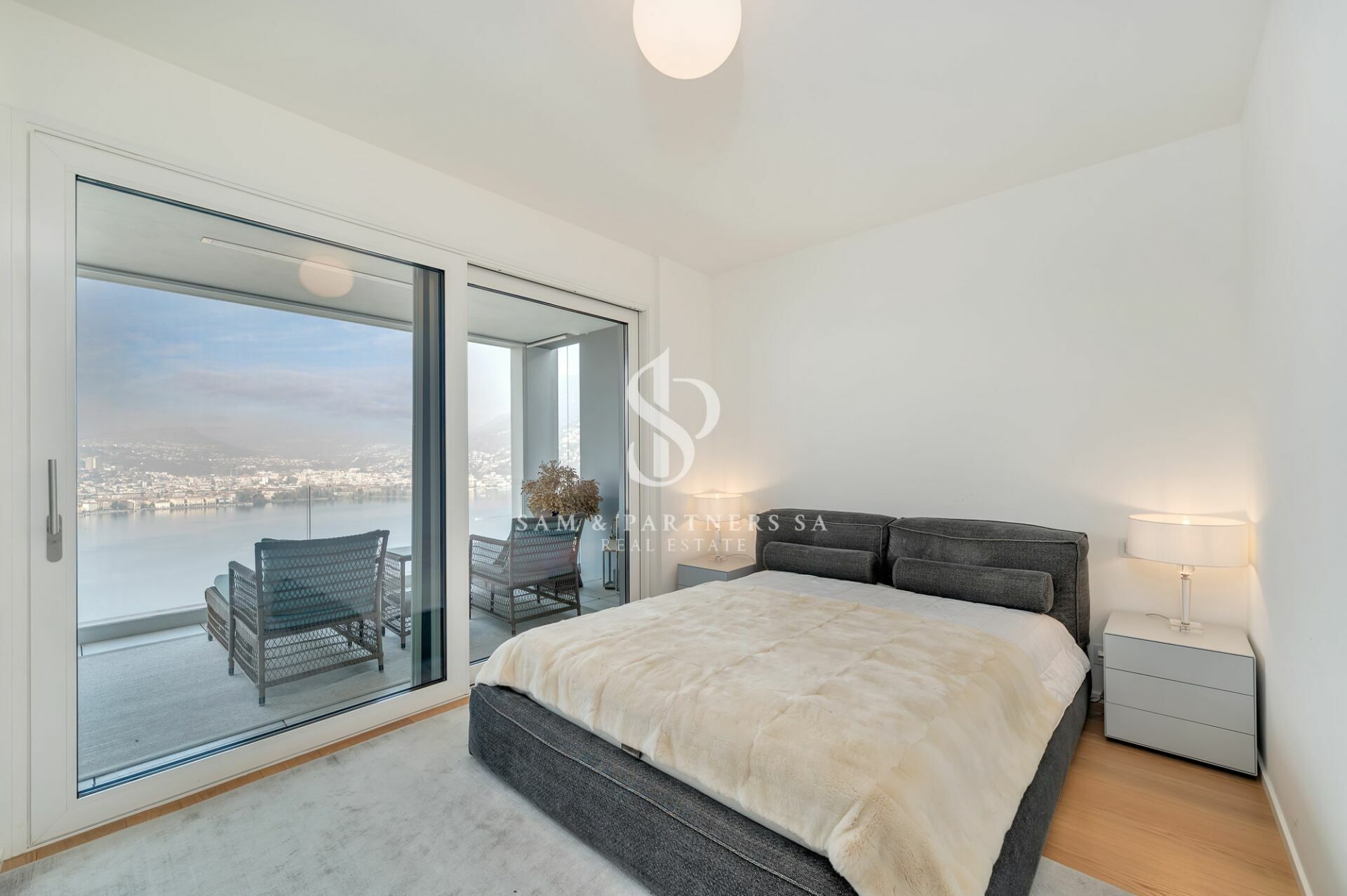 Schlafzimmer mit Balkon und Seeblick