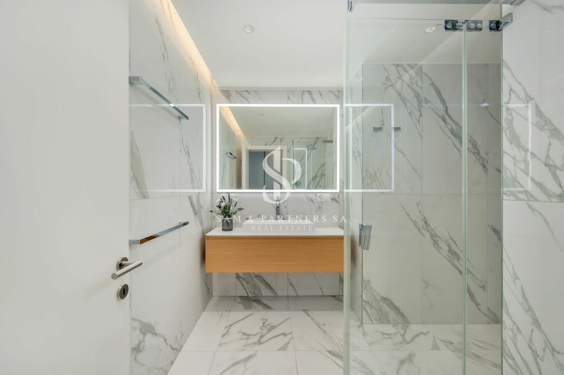 Modernes Badezimmer mit Marmorkeramik und Glasdusche