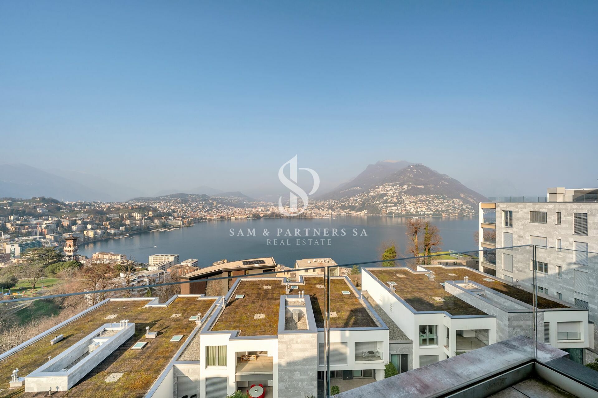 Panoramablick über den See und die Stadt