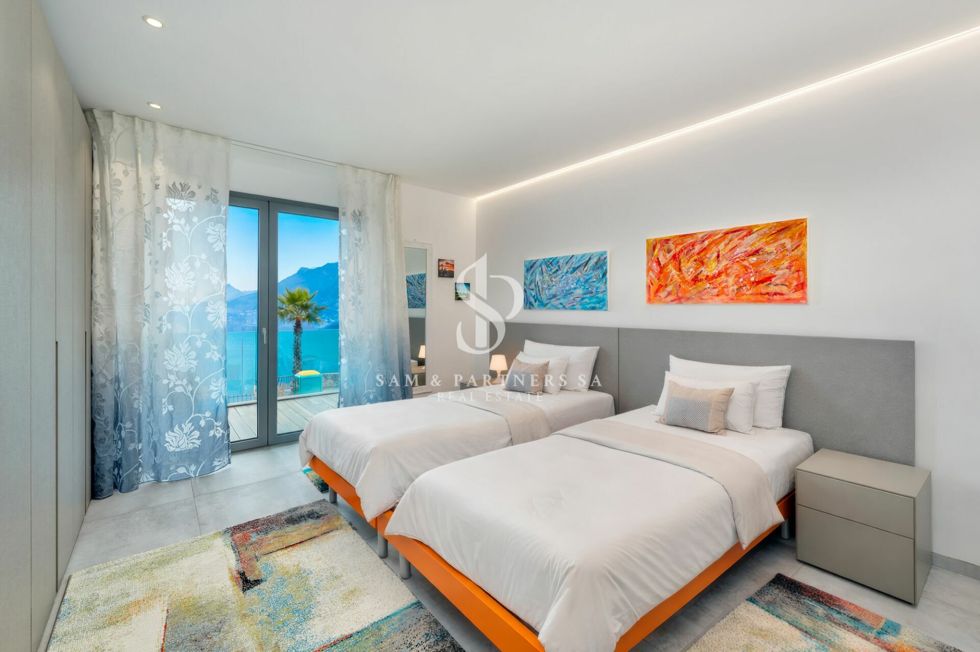 Helles Schlafzimmer mit Meerblick