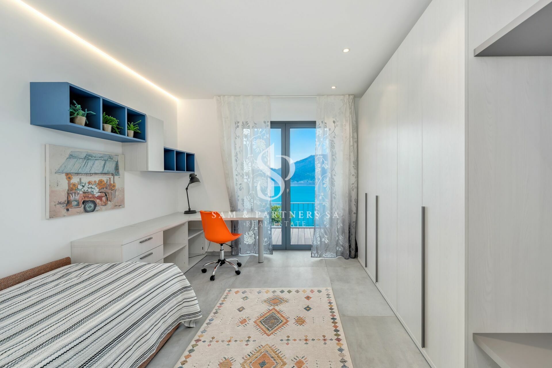 Modernes Schlafzimmer mit Meerblick
