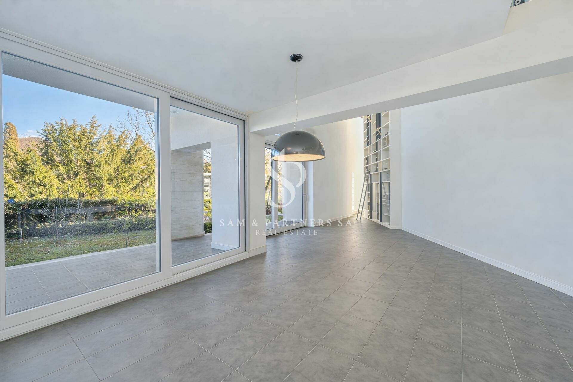 Heller Wohnraum mit großer Glasfront