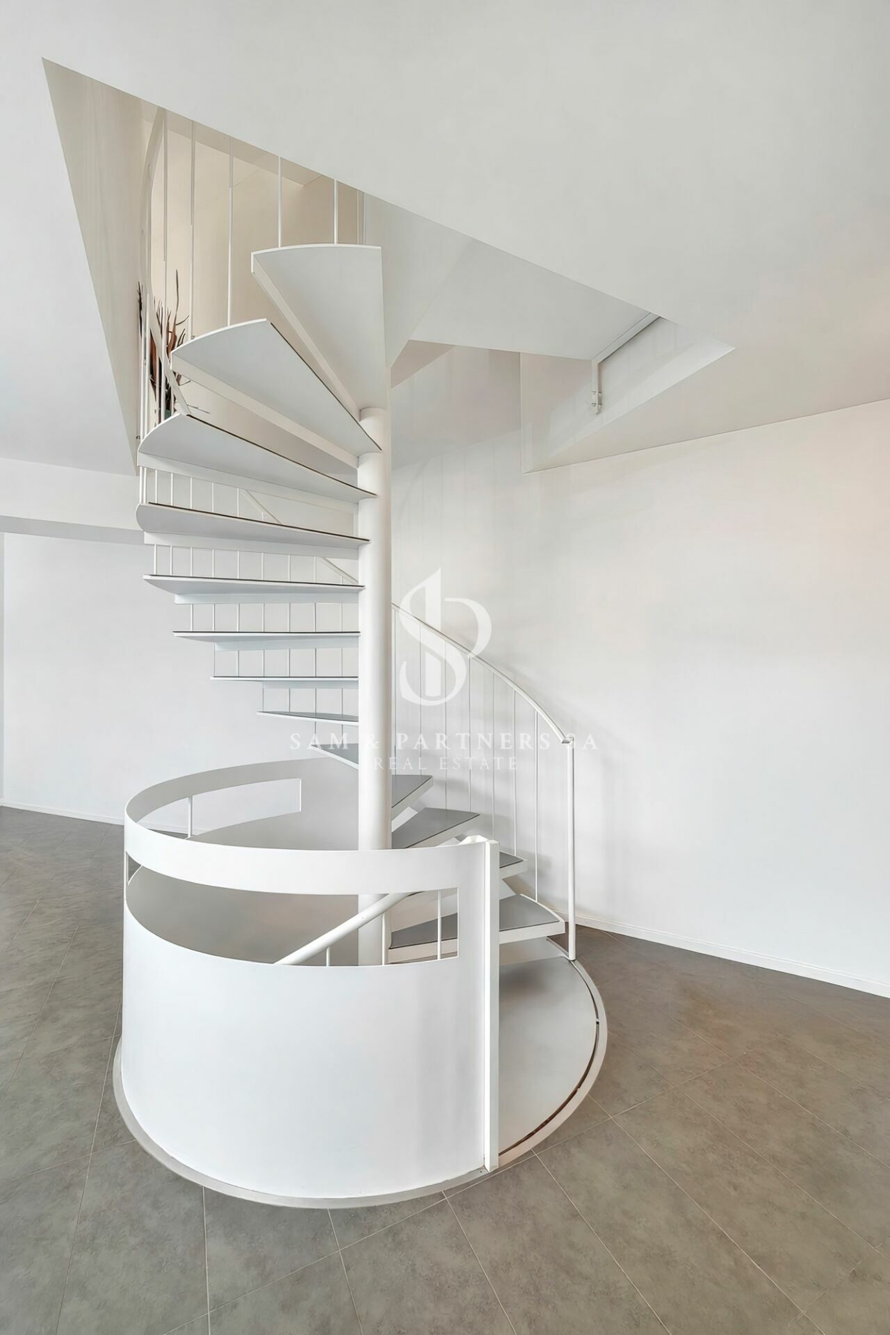 Spindeltreppe im hellen Innenraum