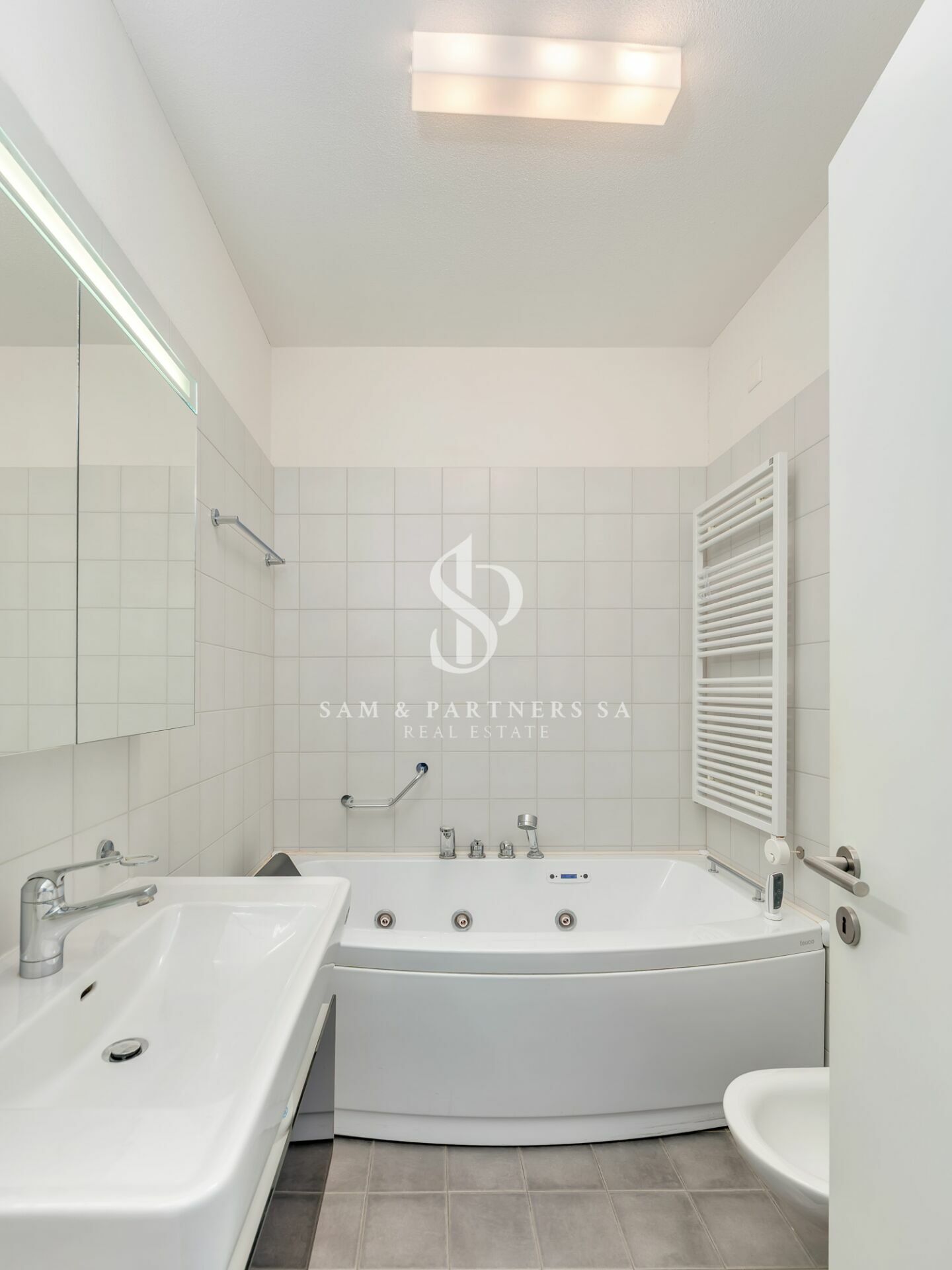 Modernes Badezimmer mit Wanne