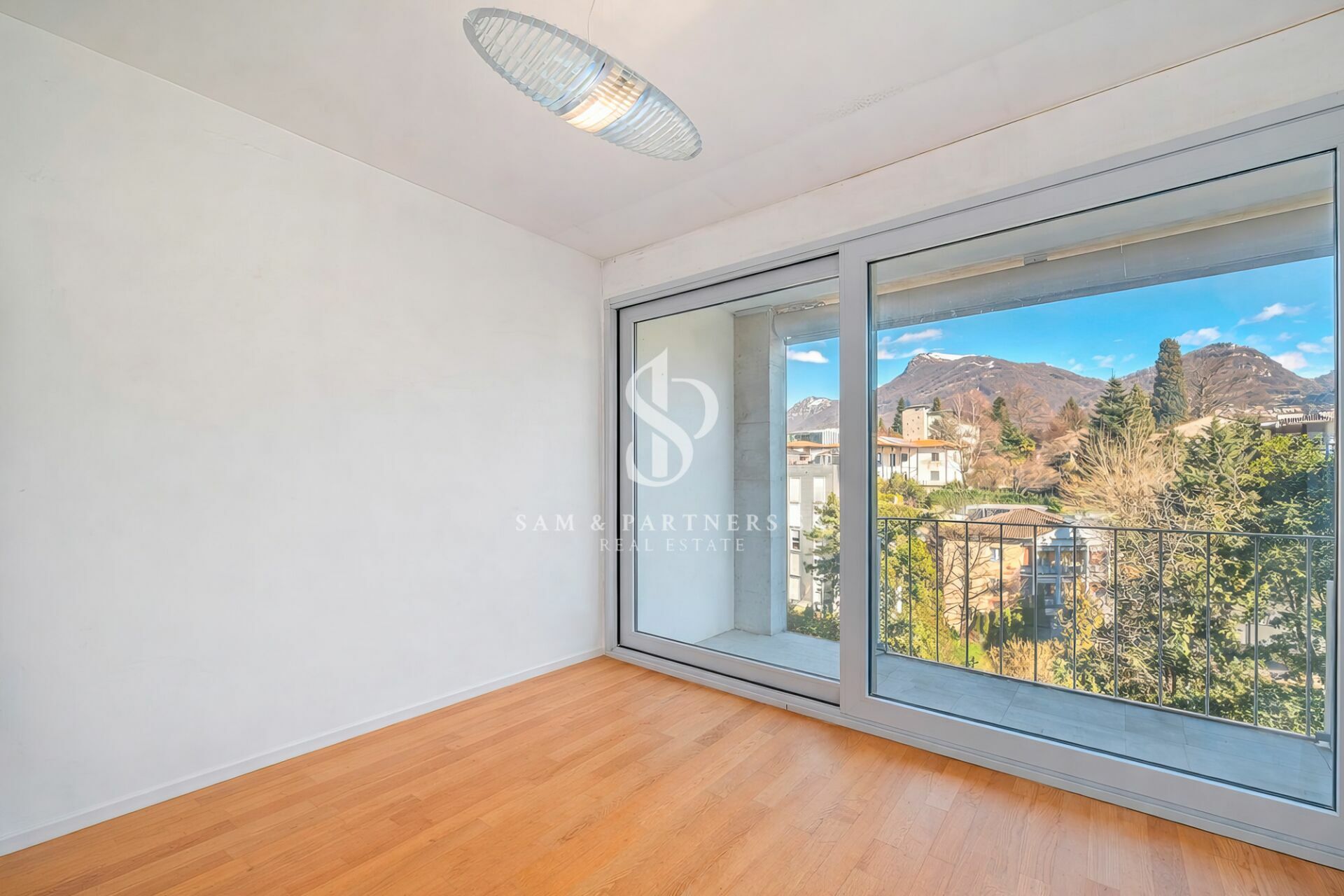 Leerer Raum mit Balkon- und Bergblick