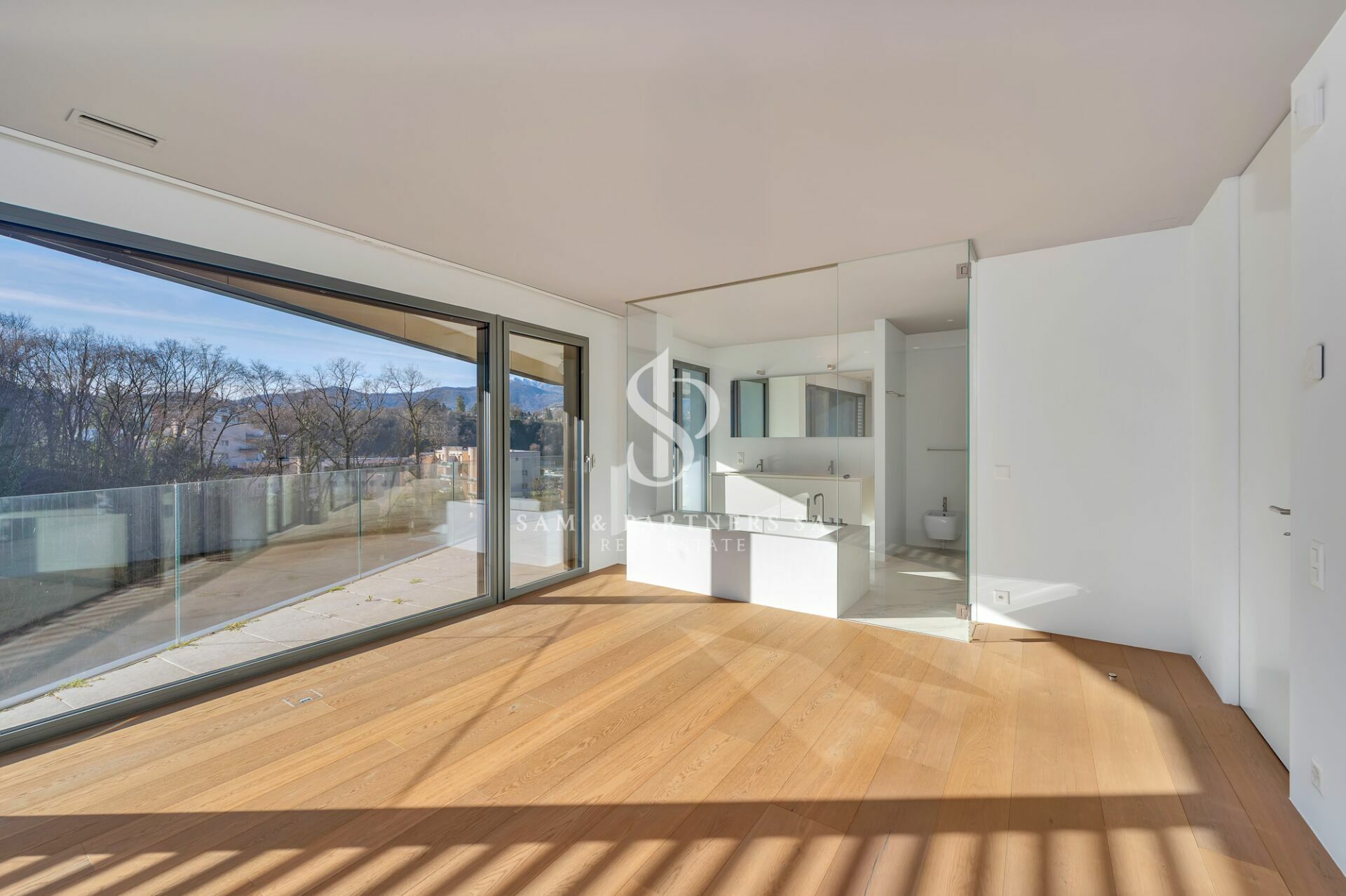 Heller, moderner Innenraum mit Balkon- und Badbereich